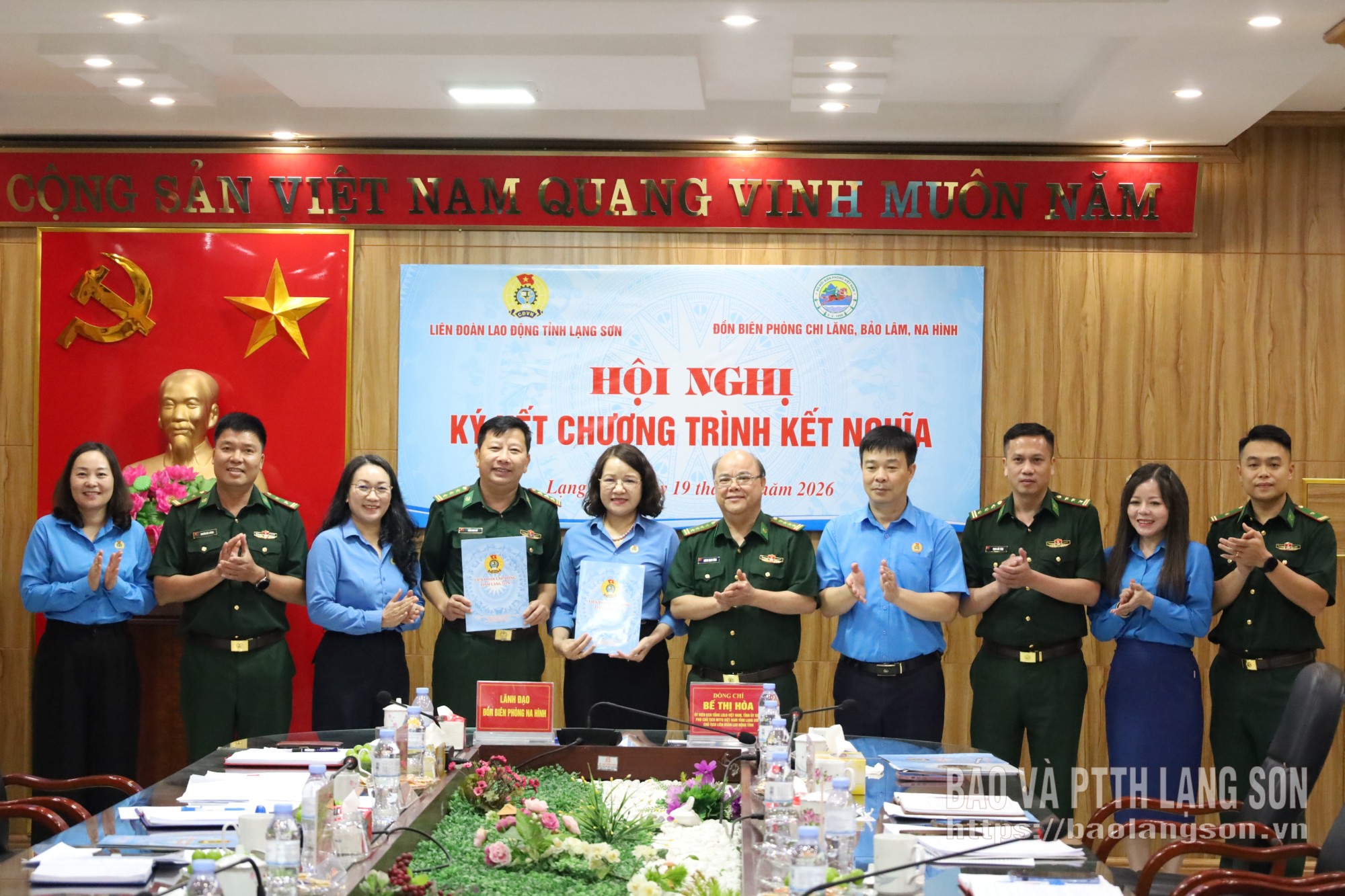 Lãnh đạo LĐLĐ tỉnh và Đồn Biên phòng Na Hình ký kết chương trình kết nghĩa