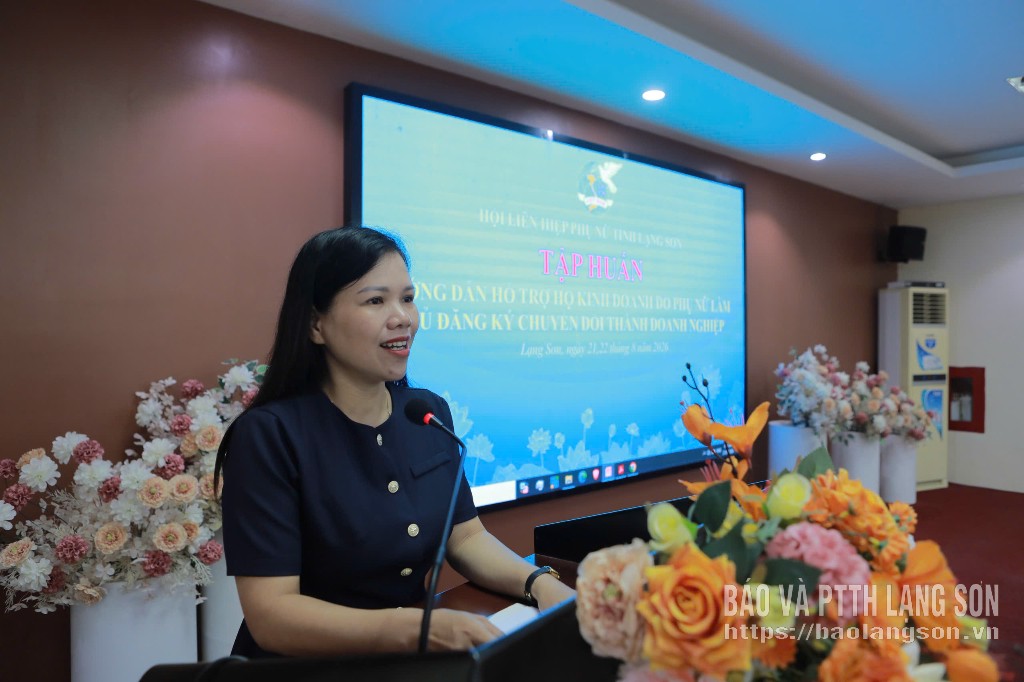 Lãnh đạo Ban Công tác phụ nữ Cơ quan Ủy ban MTTQ Việt Nam tỉnh phát biểu tại lớp tập huấn
