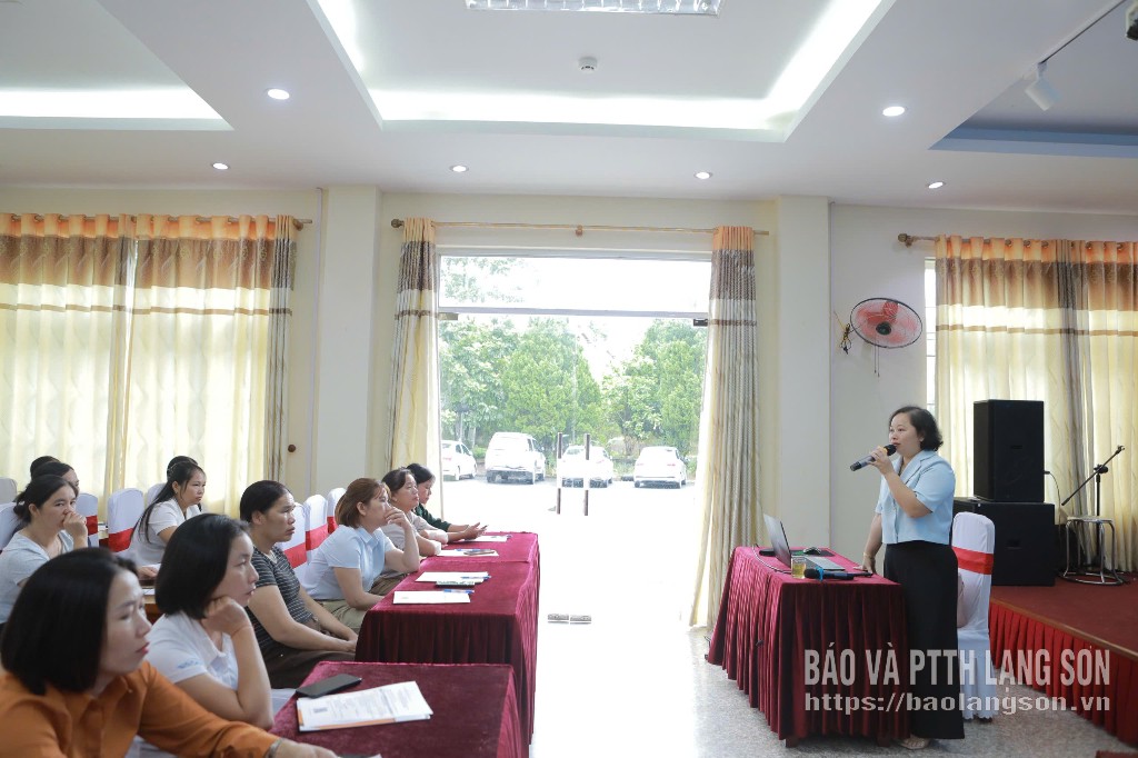 Báo cáo viên Sở Tài chính trao đổi tại lớp tập huấn