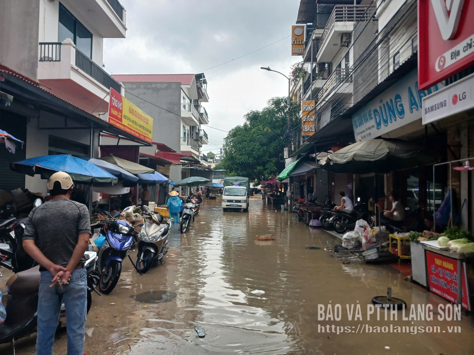 Tuyến đường vào chợ Giếng Vuông bị ngập úng do bão số 4