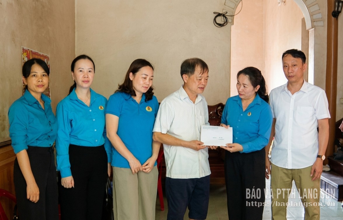 Lãnh đạo Liên đoàn Lao động tỉnh trao hỗ trợ cho đoàn viên Hoàng Việt Kiều