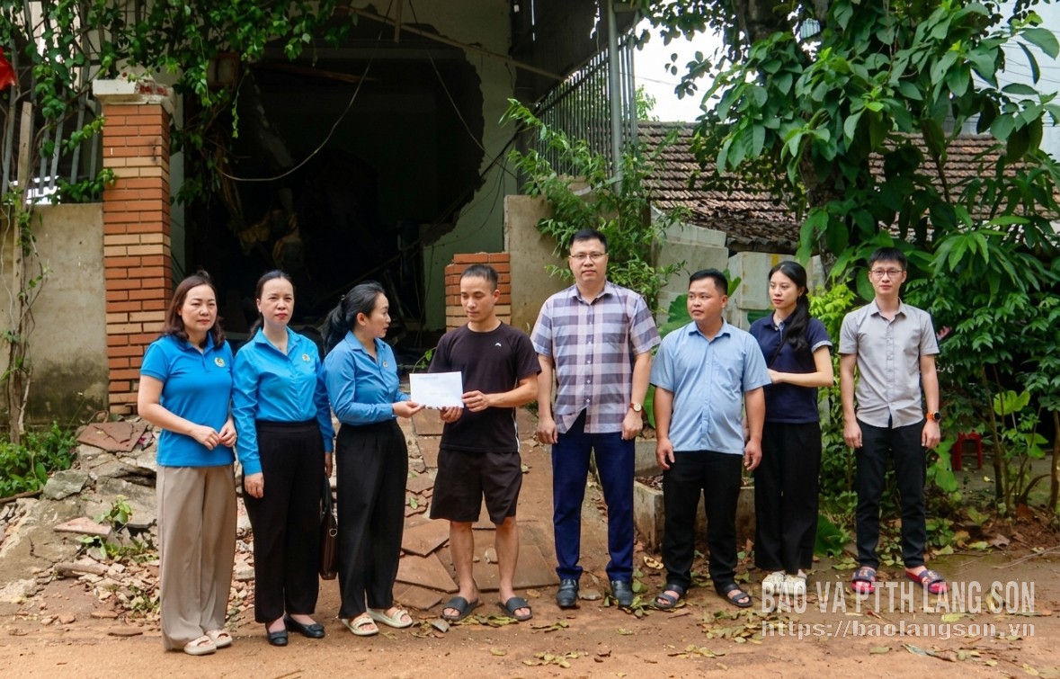 Lãnh đạo Liên đoàn Lao động tỉnh trao hỗ trợ cho anh Nguyễn Thành Luân