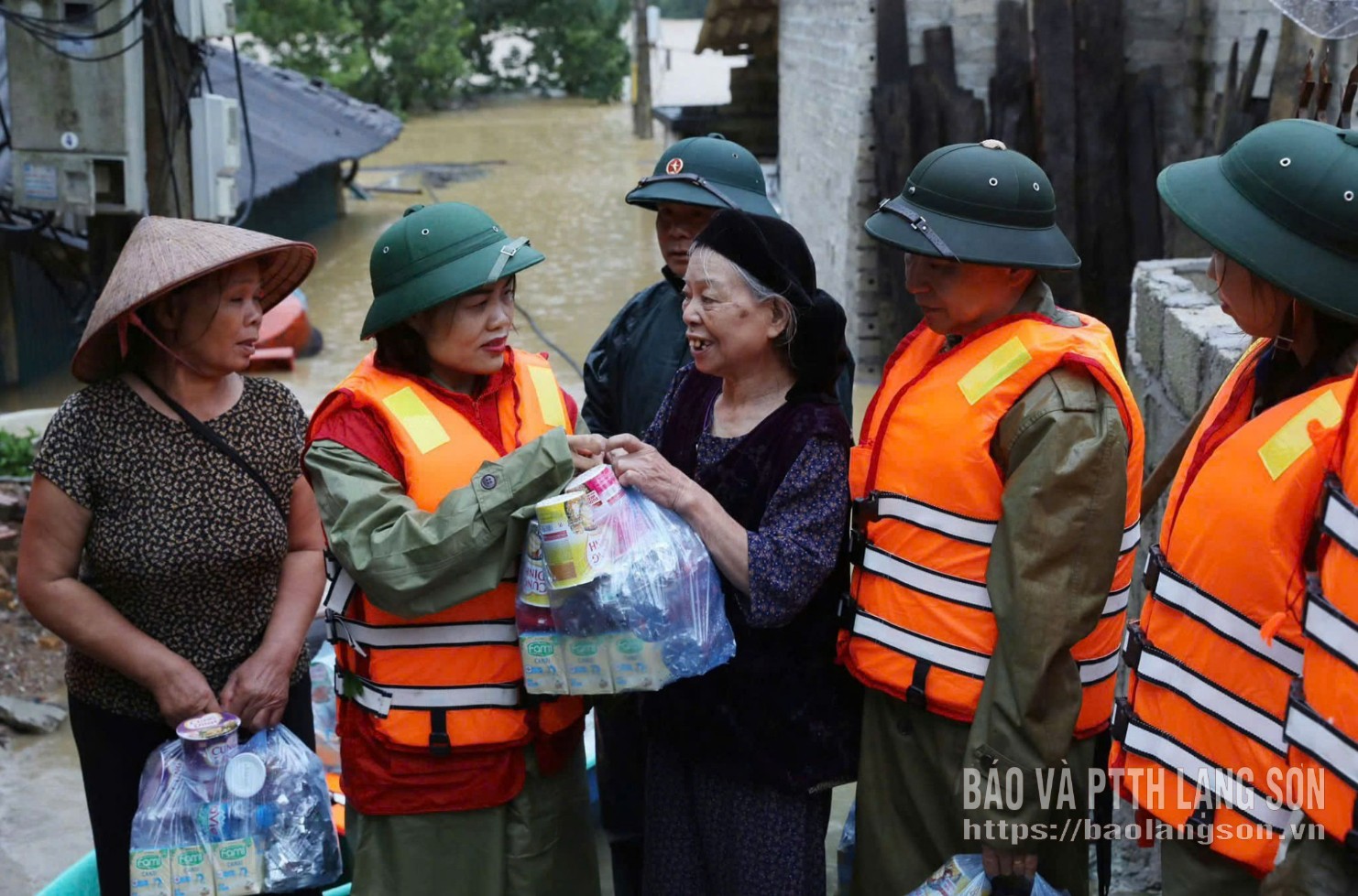 Lãnh đạo Hội Chữ thập đỏ tỉnh, Tỉnh đoàn và lãnh đạo xã Tân Đoàn trao quà hỗ trợ cho các hộ dân bị ảnh hưởng mưa lũ tại xã