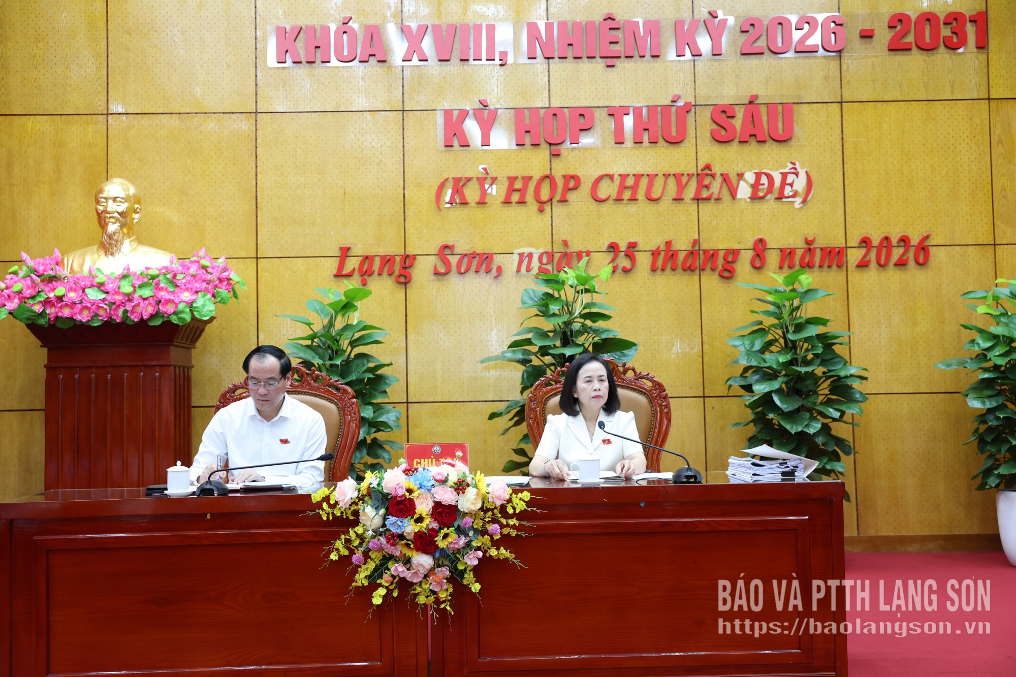 Các đồng chí lãnh đạo HĐND tỉnh điều hành kỳ họp