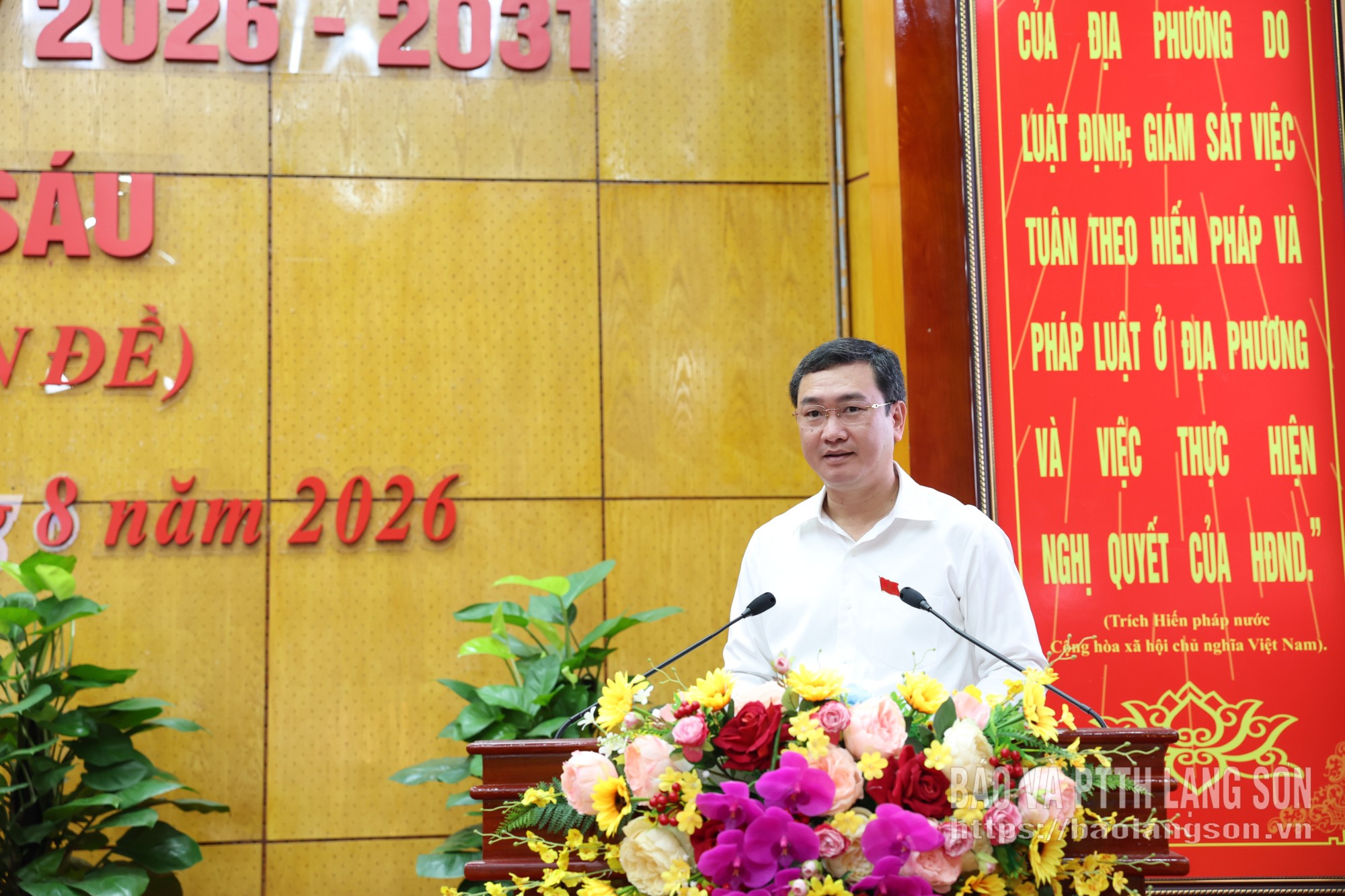 Đồng chí Nguyễn Cảnh Toàn, Phó Bí thư Tỉnh ủy, Chủ tịch UBND tỉnh trình bày tờ trình về việc miễn nhiệm, giới thiệu nhân sự bầu Ủy viên UBND tỉnh khóa XVIII, nhiệm kỳ 2026 - 2031
