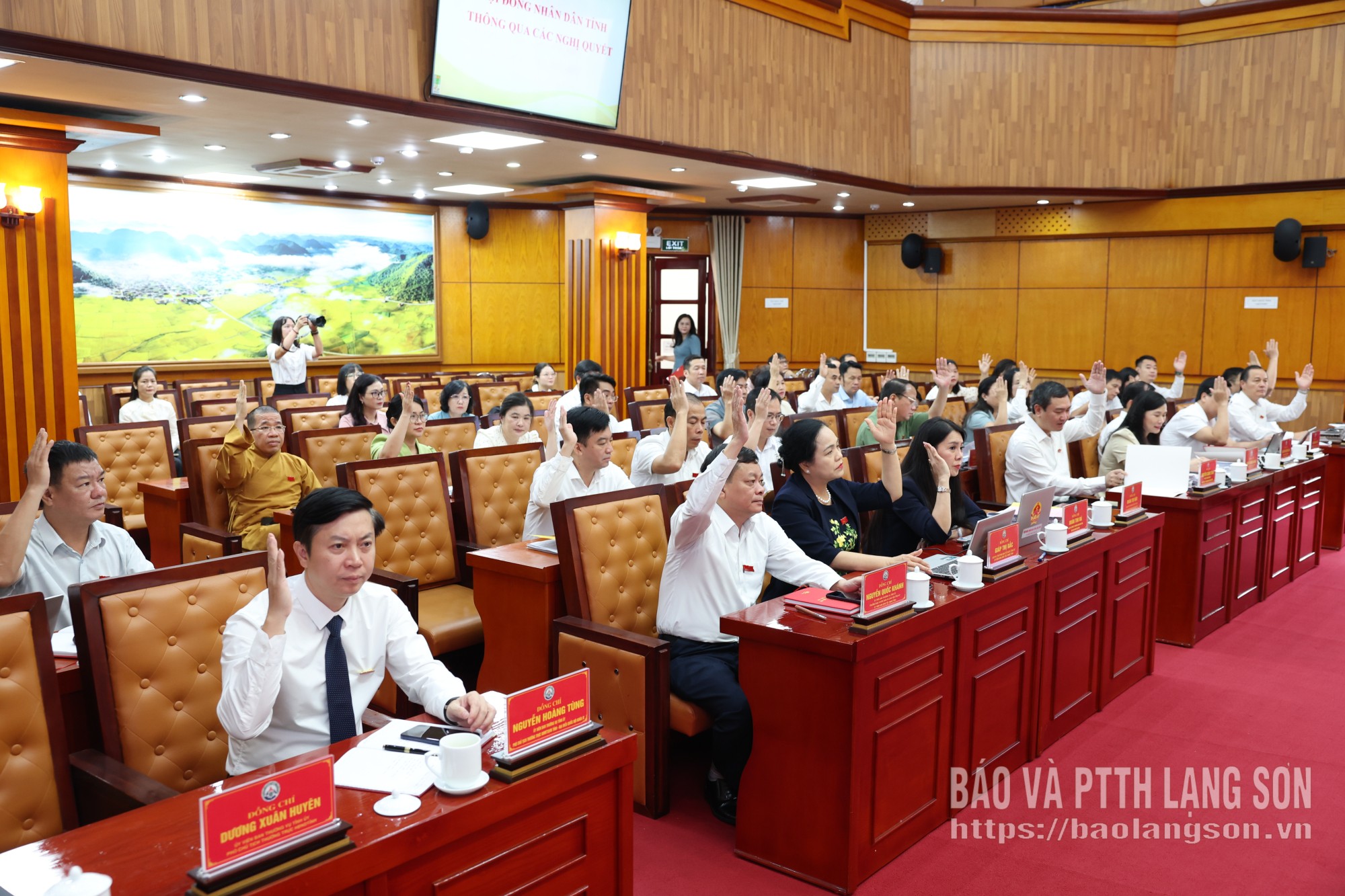 Đại biểu HĐND tỉnh biểu quyết thông qua các nghị quyết tại kỳ họp