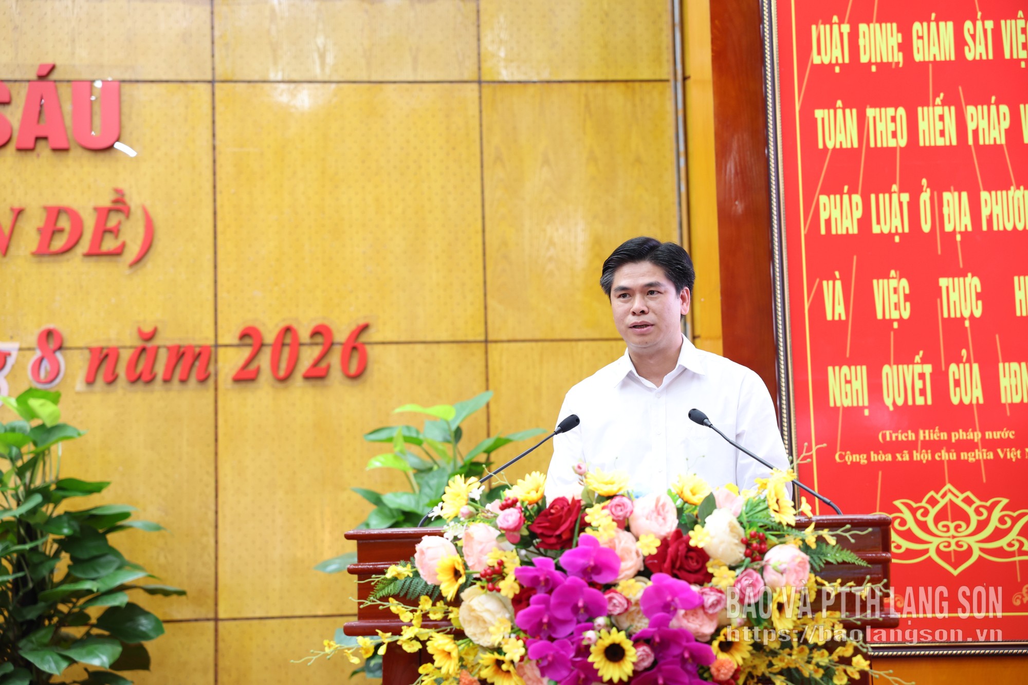 Đồng chí Chánh Văn phòng UBND tỉnh thuyết trình các dự thảo nghị quyết của HĐND tỉnh tại kỳ họp