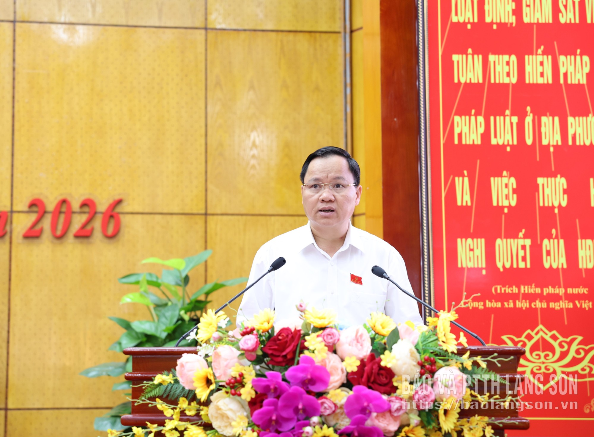 Đồng chí Trưởng Ban Kinh tế - Ngân sách HĐND tỉnh trình bày báo cáo thẩm tra dự thảo nghị quyết của HĐND tỉnh tại kỳ họp