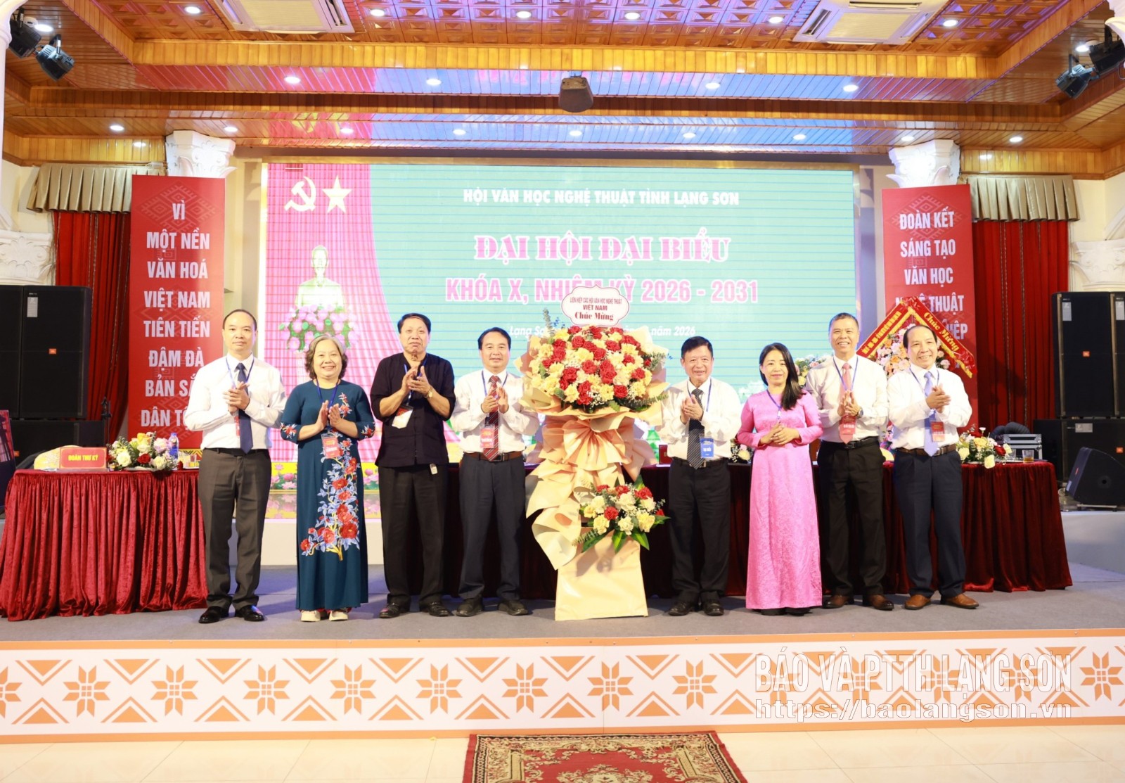 Lãnh đạo Liên hiệp các Hội Văn học nghệ thuật Việt Nam tặng hoa chúc mừng đại hội