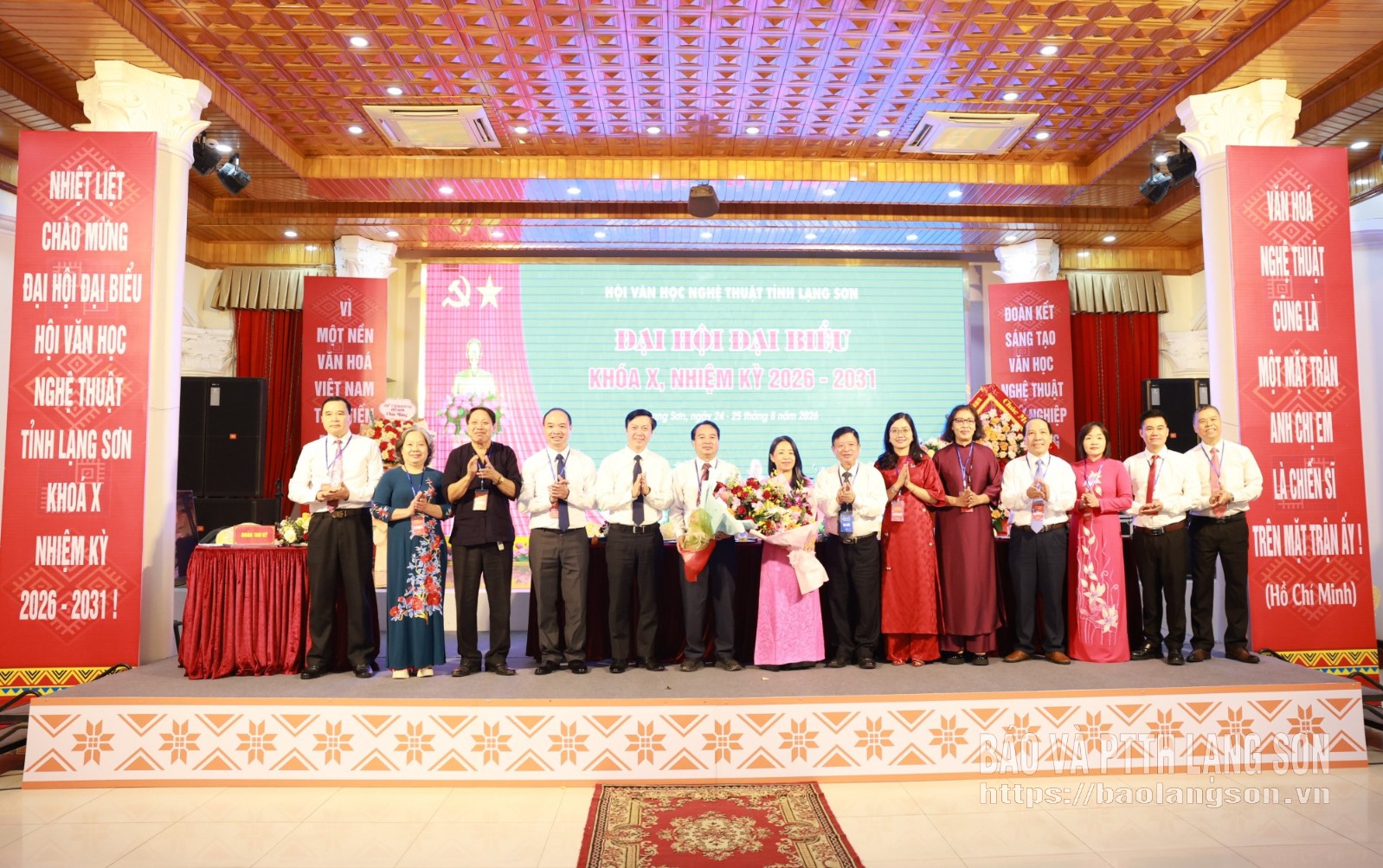 Lãnh đạo Ủy ban Mặt trận Tổ quốc Việt Nam tỉnh và Lãnh đạo Liên hiệp các Hội Văn học Nghệ thuật Việt Nam tặng hoa chúc mừng Ban Chấp hành khoá X, nhiệm kỳ 2026 - 2031
