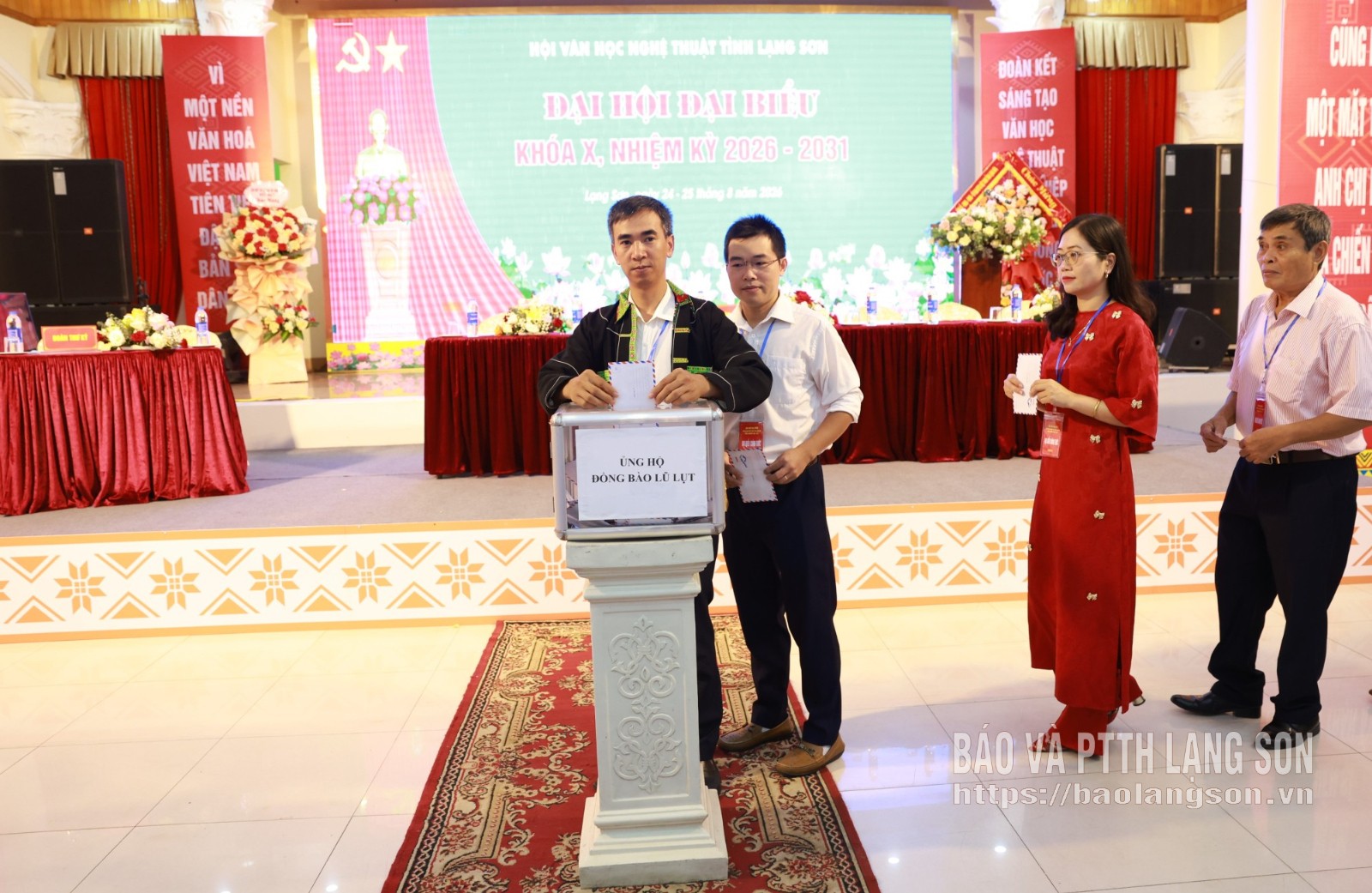 Các đại biểu dự đại hội đã quyên góp ủng hộ đồng bào lũ lụt bị ảnh hưởng bởi bão số 4 trên địa bàn tỉnh