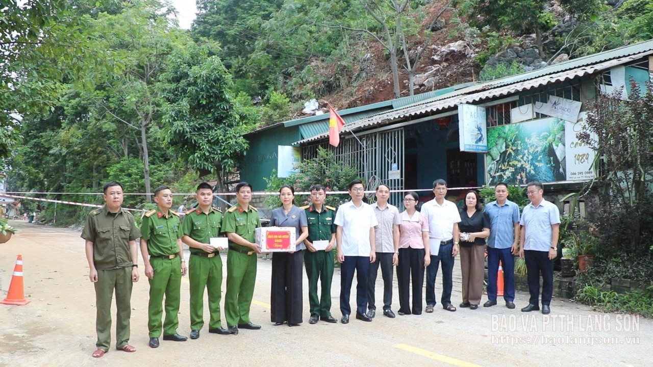 Đoàn công tác trao hỗ trợ cho lực lượng chức năng  làm nhiệm vụ tại khu vực đá lở