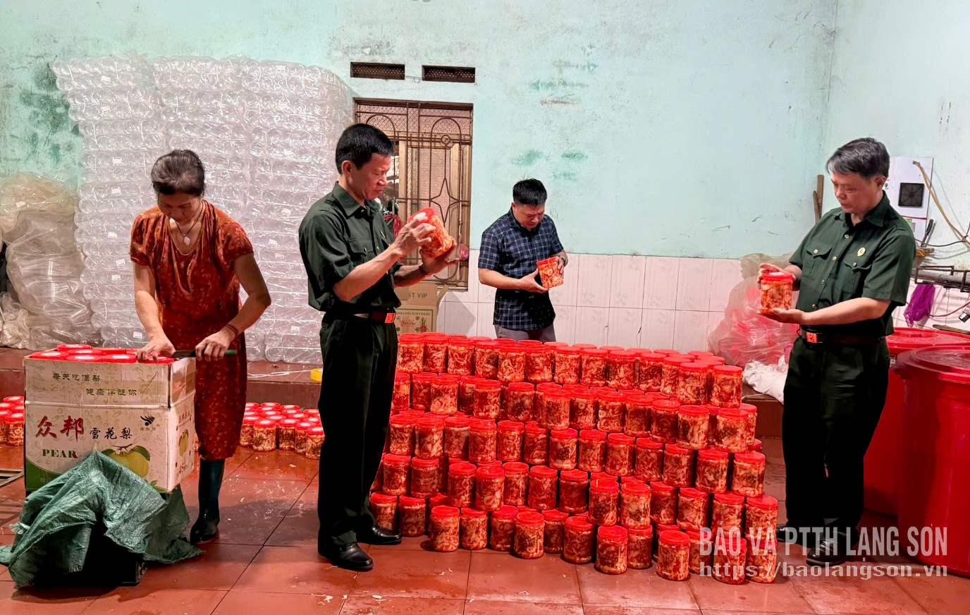 Cán bộ Hội CCB xã Chi Lăng tham quan cơ sở sản xuất măng ớt của hội viên