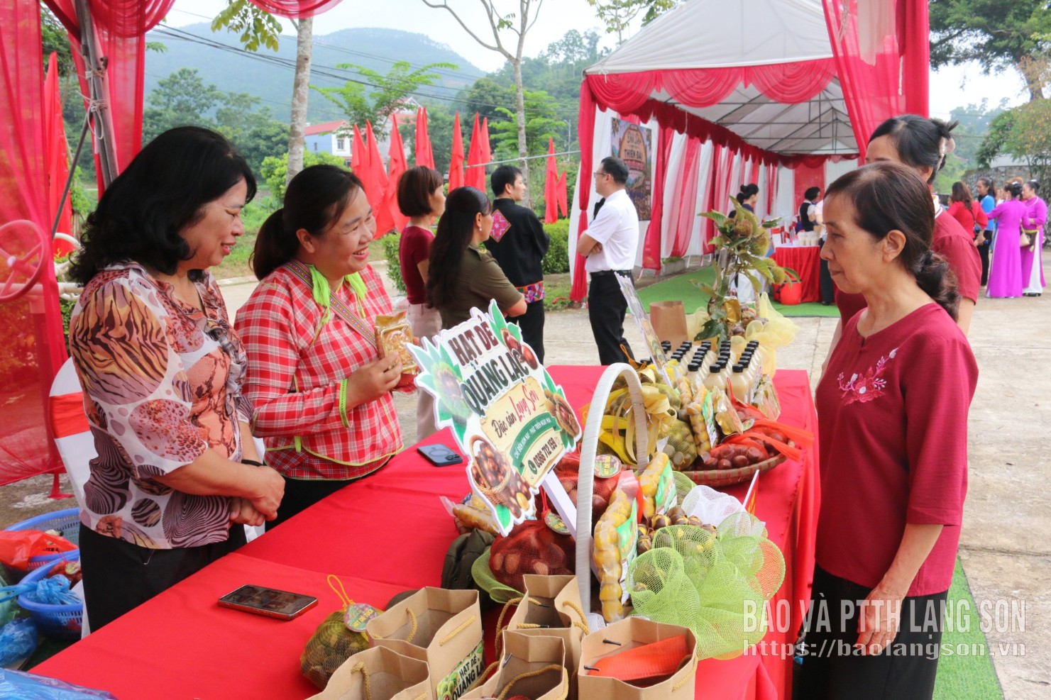 Người dân giới thiệu các sản phẩm chế biến từ hạt dẻ tại lễ khai mạc mùa hạt dẻ năm 2026 phường Lương Văn Tri