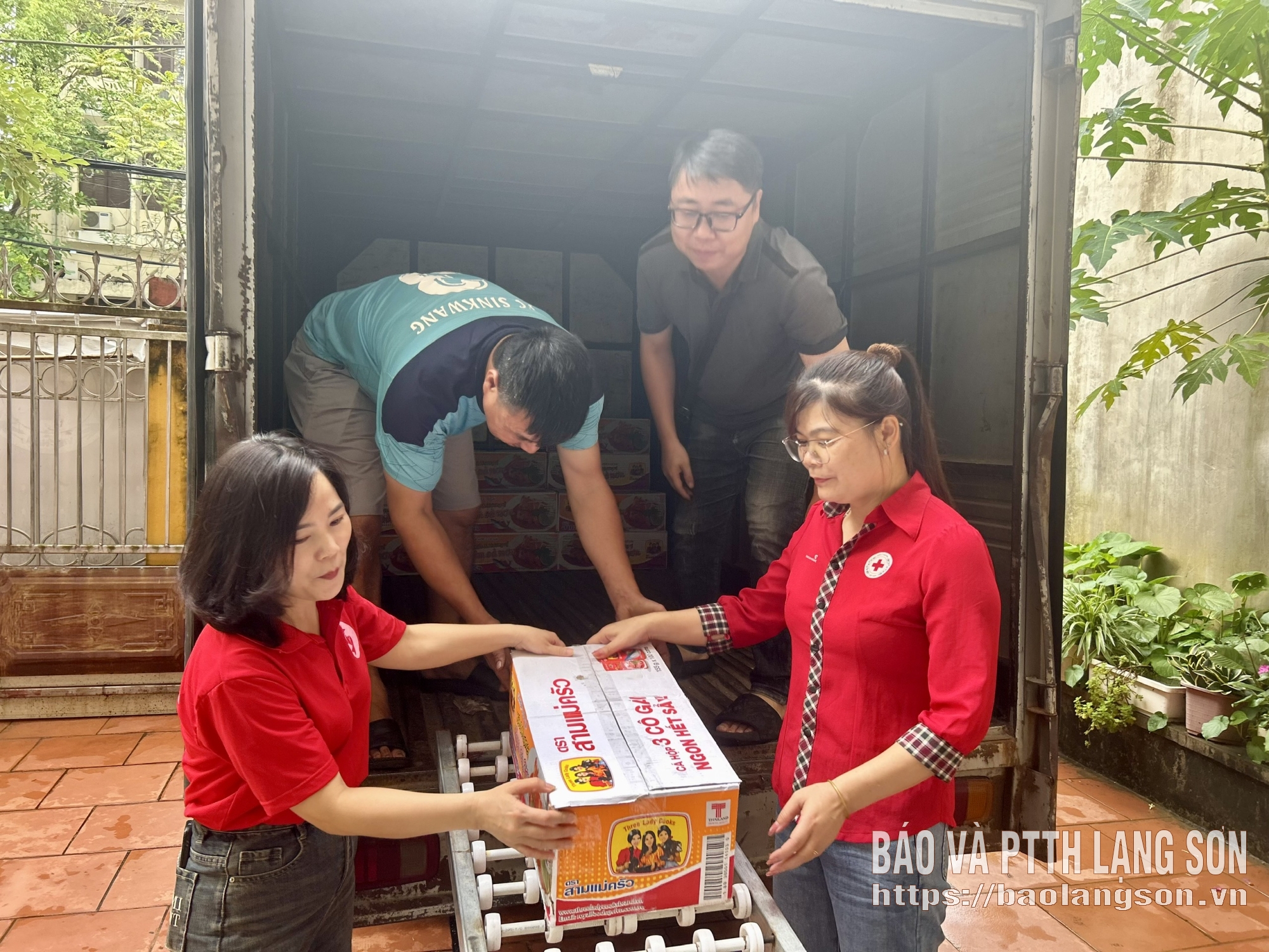 Cán bộ Hội Chữ thập đỏ tỉnh tham gia tiếp nhận, bốc xếp hàng hỗ trợ