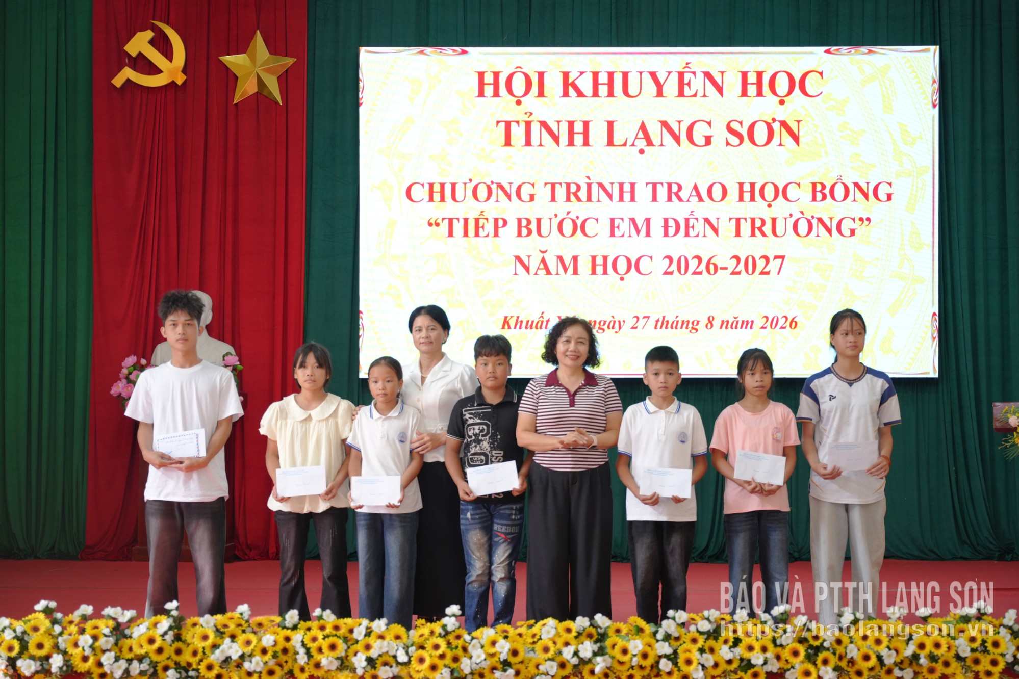 Lãnh đạo Hội Khuyến học tỉnh trao học bổng cho các em học sinh có hoàn cảnh khó khăn vươn lên đạt thành tích tốt trong học tập