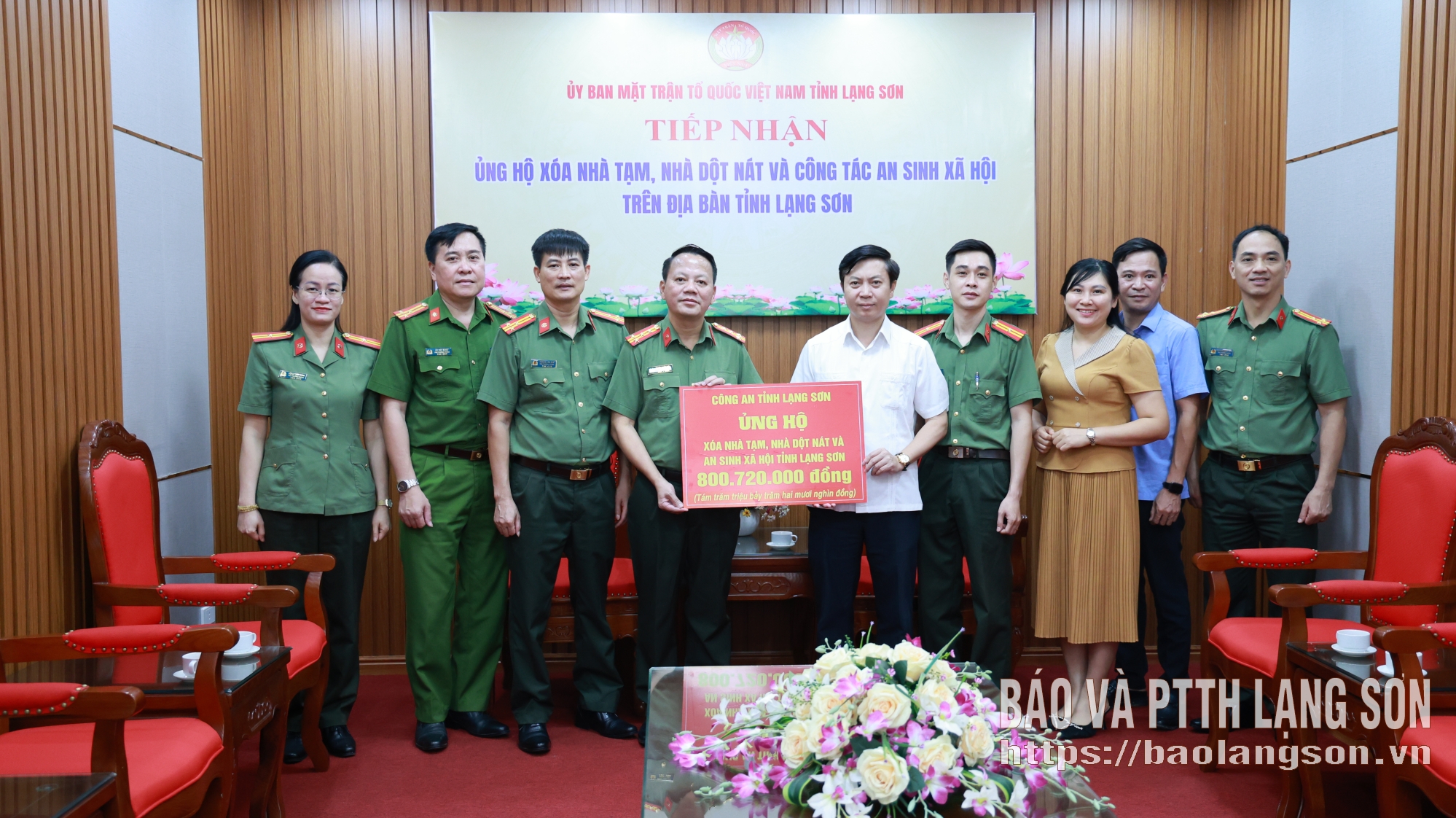 Đồng chí Đại tá Triệu Tuấn Hải, Phó Giám đốc Công an tỉnh trao kinh phí của Công an tỉnh Lạng Sơn ủng hộ chương trình xóa nhà tạm, nhà dột nát trên địa bàn tỉnh