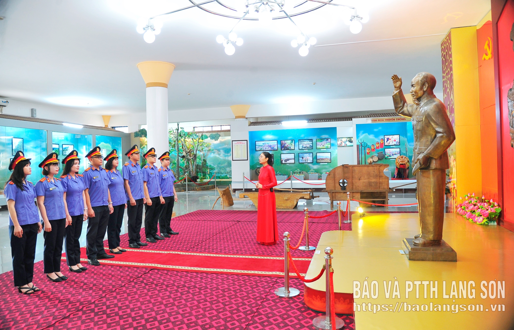 Cán bộ, công chức tại các cơ quan, đơn vị trên địa bàn tỉnh nghe thuyết minh giới thiệu các tư liệu, hiện vật về Chủ tịch Hồ Chí Minh tại Bảo tàng tỉnh