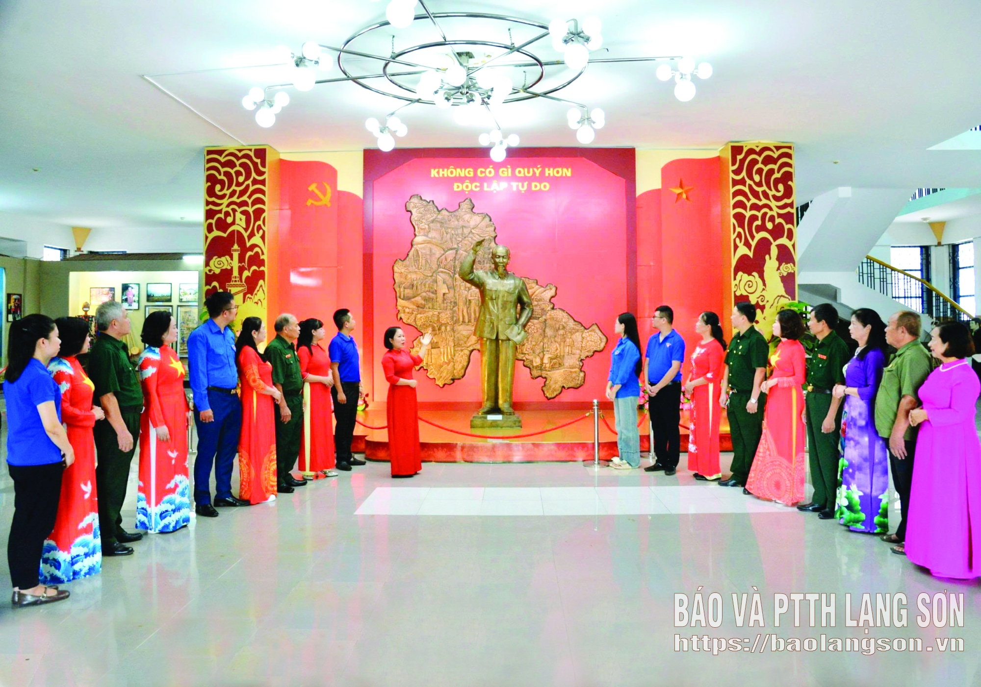 Cán bộ, viên chức, đoàn viên thanh niên tại các cơ quan, đơn vị trên địa bàn tỉnh nghe thuyết minh viên giới thiệu các tư liệu, hiện vật về Chủ tịch Hồ Chí Minh tại Bảo tàng tỉnh
