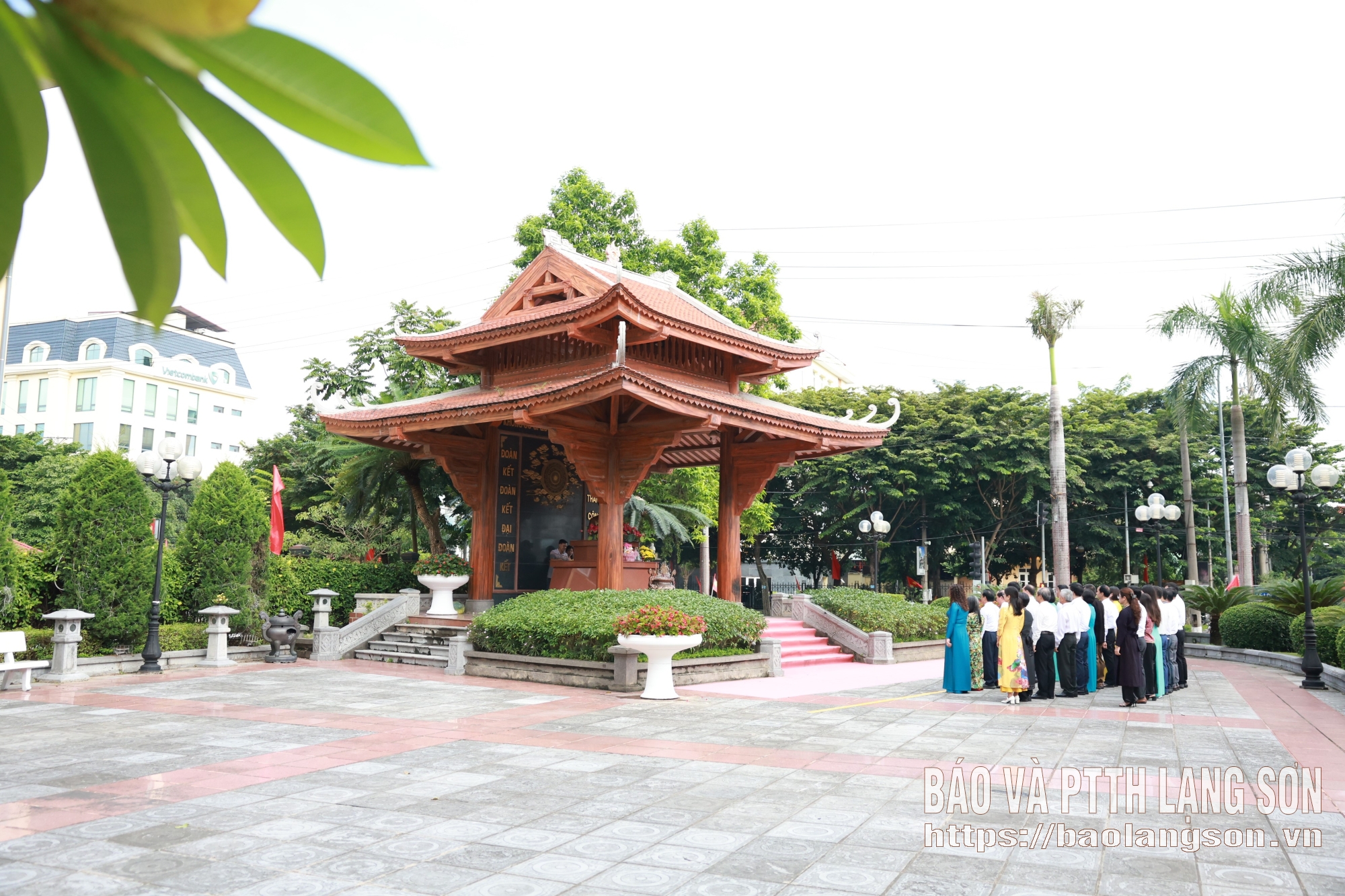 Các đại biểu dâng hương tại khuôn viên lưu niệm Chủ tịch Hồ Chí Minh