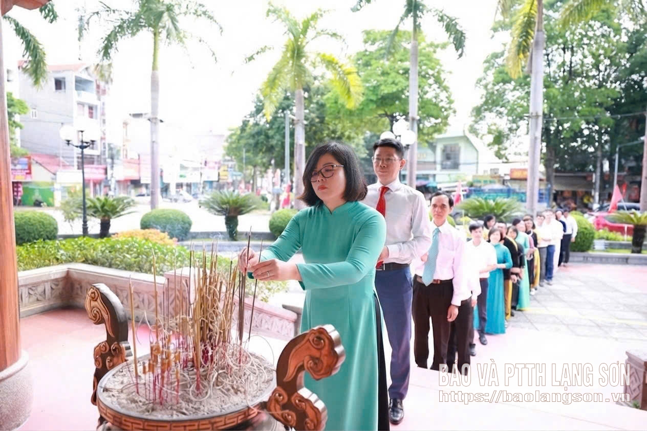 Các đại biểu dâng hương tại khuôn viên lưu niệm Chủ tịch Hồ Chí Minh