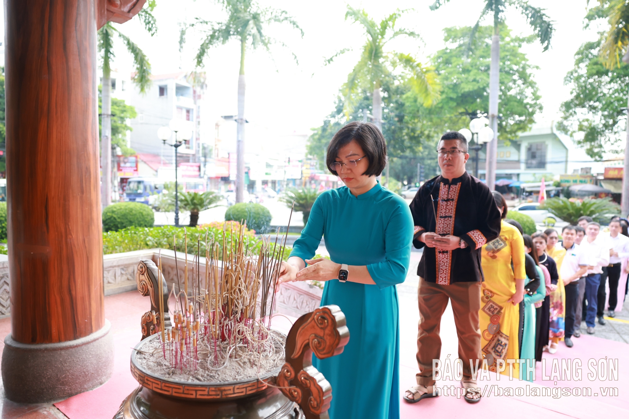 Đồng chí Phó Bí thư Đảng ủy, Phó Giám đốc Báo và PTTH Lạng Sơn và các đại biểu dâng hương tại khuôn viên lưu niệm Chủ tịch Hồ Chí Minh