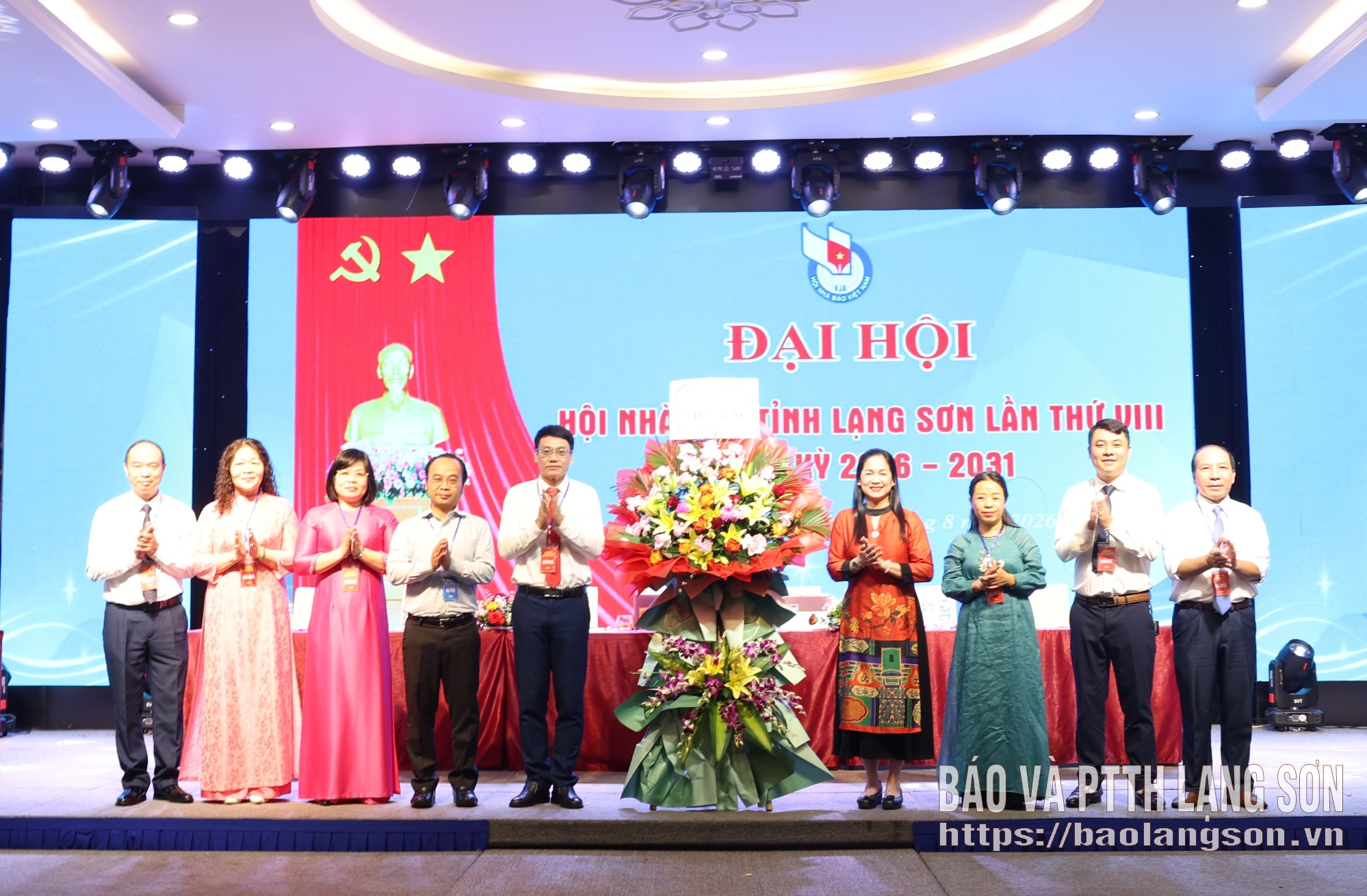 Đại diện Ban Chấp hành Hội Nhà báo Việt Nam tặng hoa chúc mừng đại hội