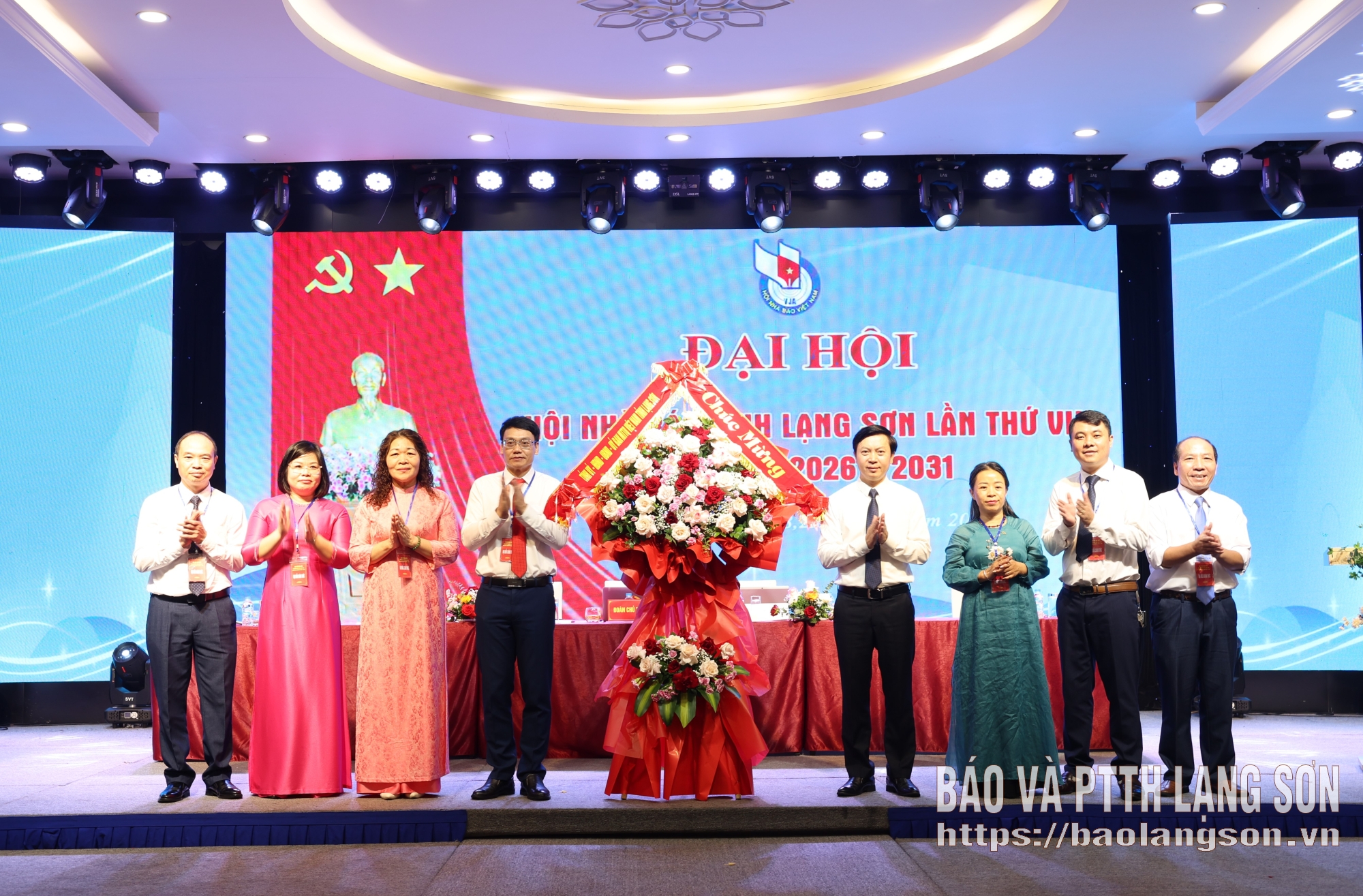Lãnh đạo Uỷ ban MTTQ Việt Nam tỉnh tặng hoa chúc mừng đại hội