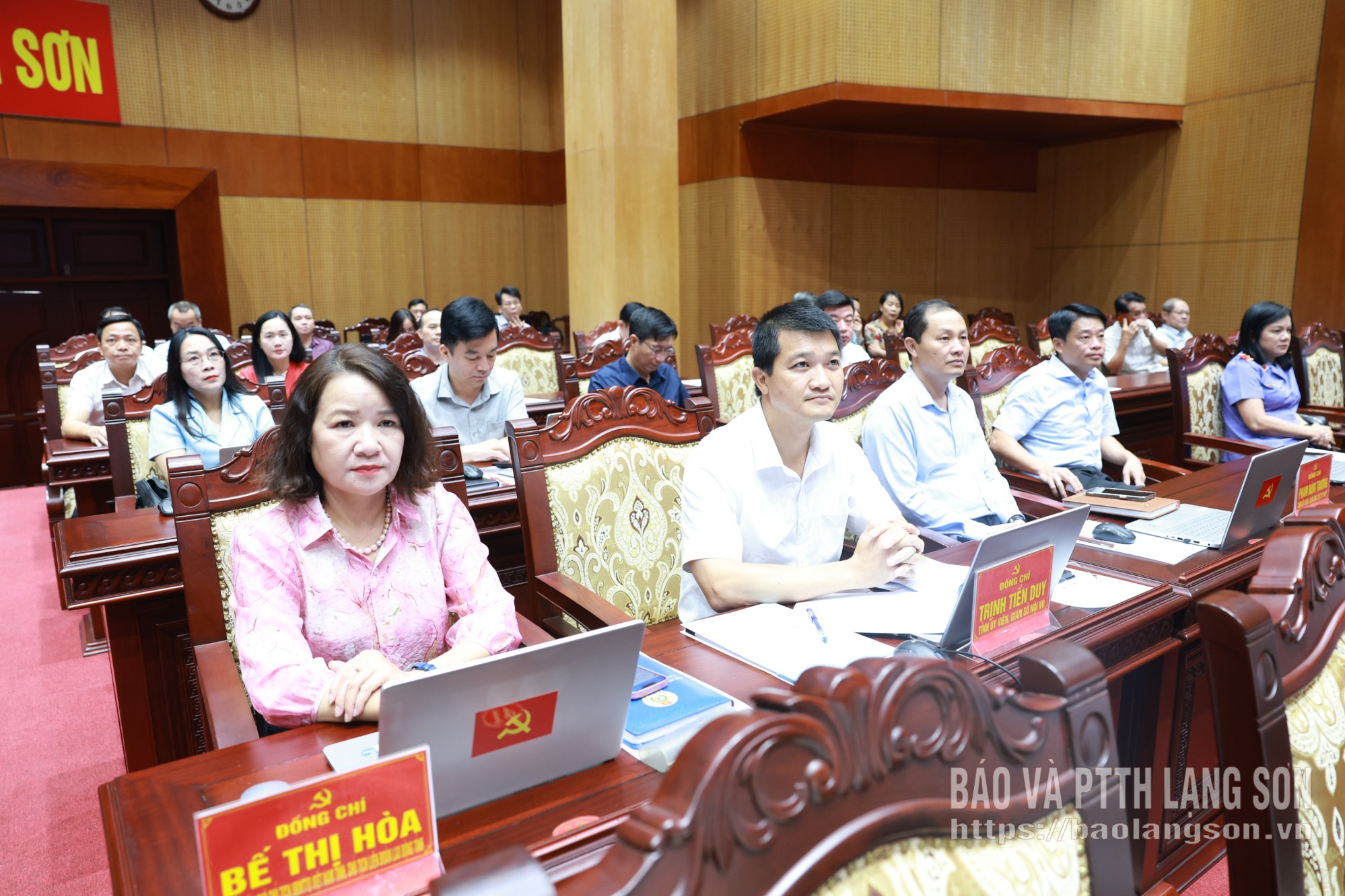 Các đại biểu nghe quán triệt các chỉ thị, nghị quyết của Bộ Chính trị tại hội nghị