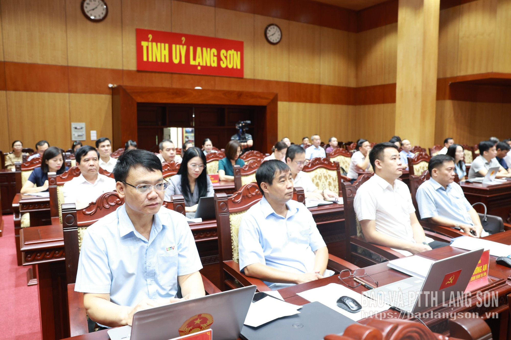 Các đại biểu nghe quán triệt, triển khai các chỉ thị, nghị quyết của Bộ Chính trị