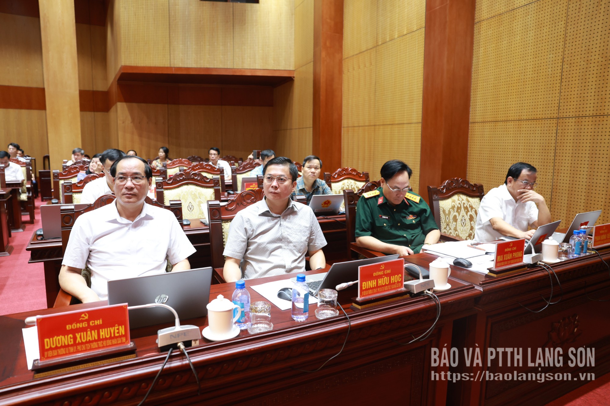 Các đại biểu theo dõi phóng sự tại hội nghị