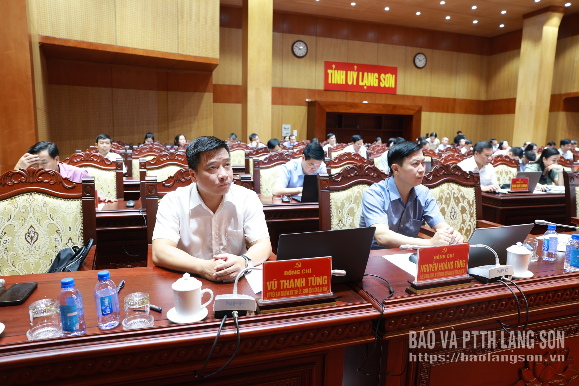 Các đại biểu theo dõi phóng sự tại hội nghị