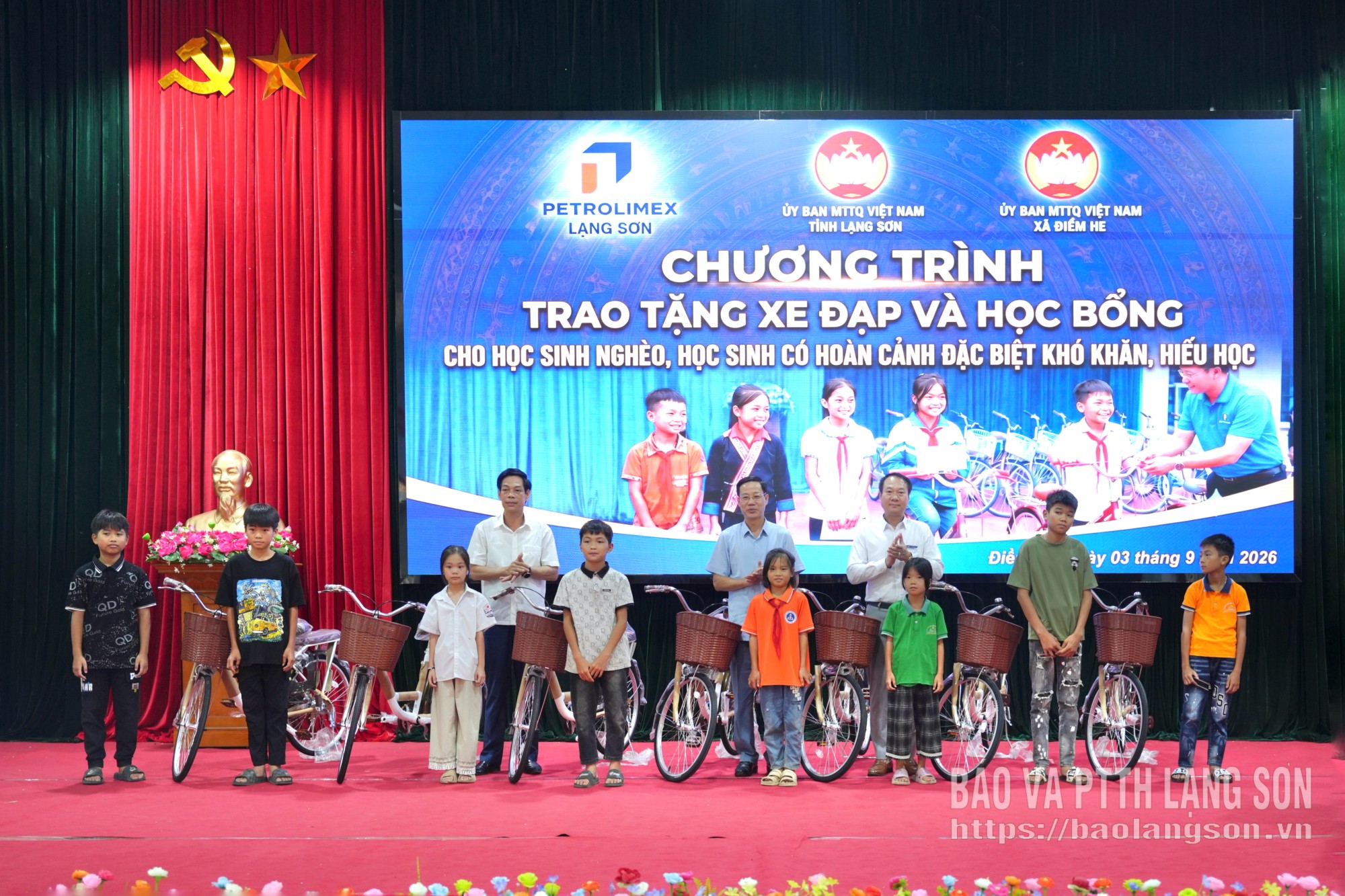 Các em học sinh tại xã Điềm He được tặng xe đạp mới