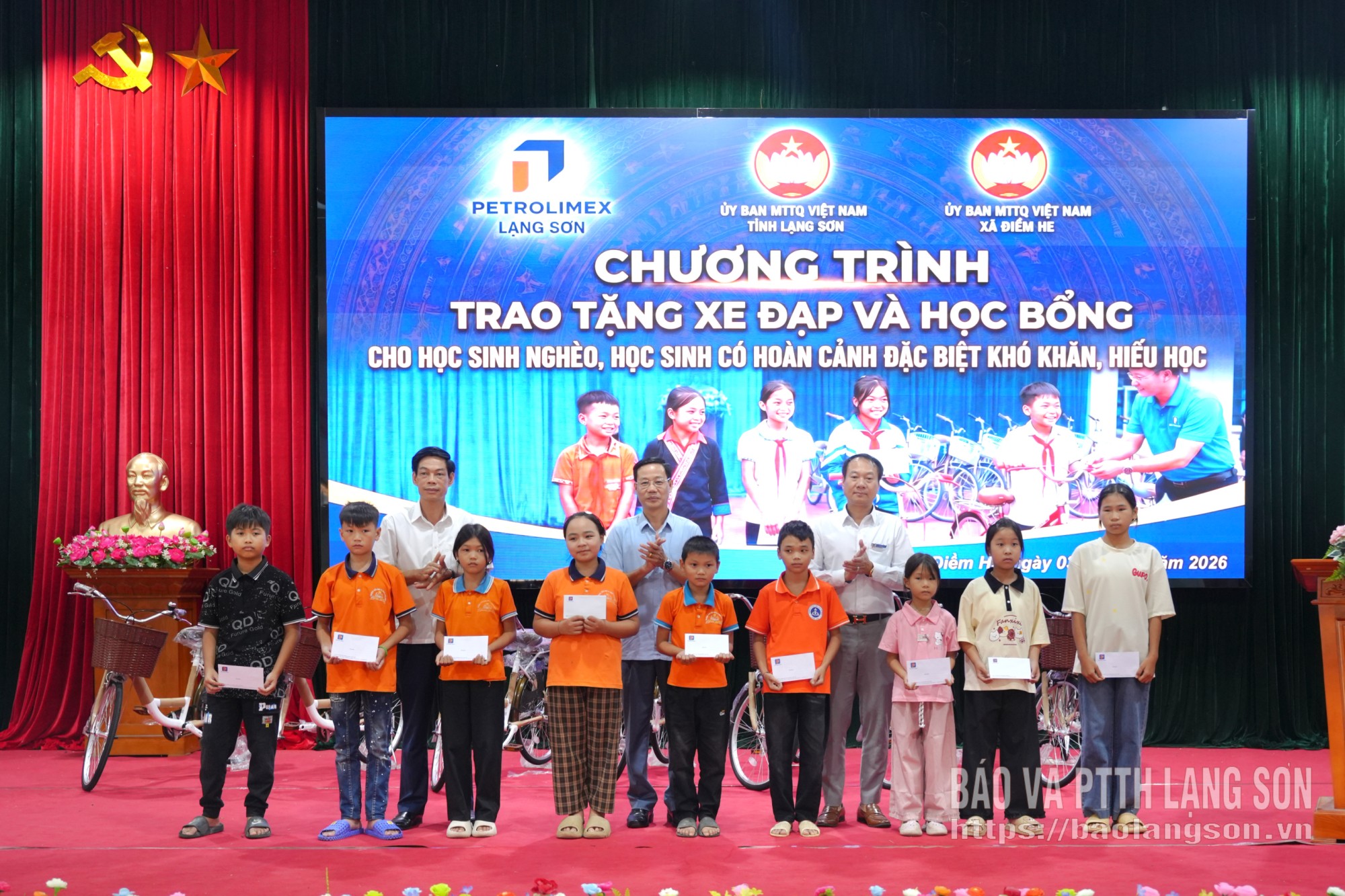 Lãnh đạo Ủy ban MTTQ Việt Nam tỉnh và Công ty TNHH MTV Petrolimex Lạng Sơn tặng học bổng cho các em học sinh tại xã Điềm He