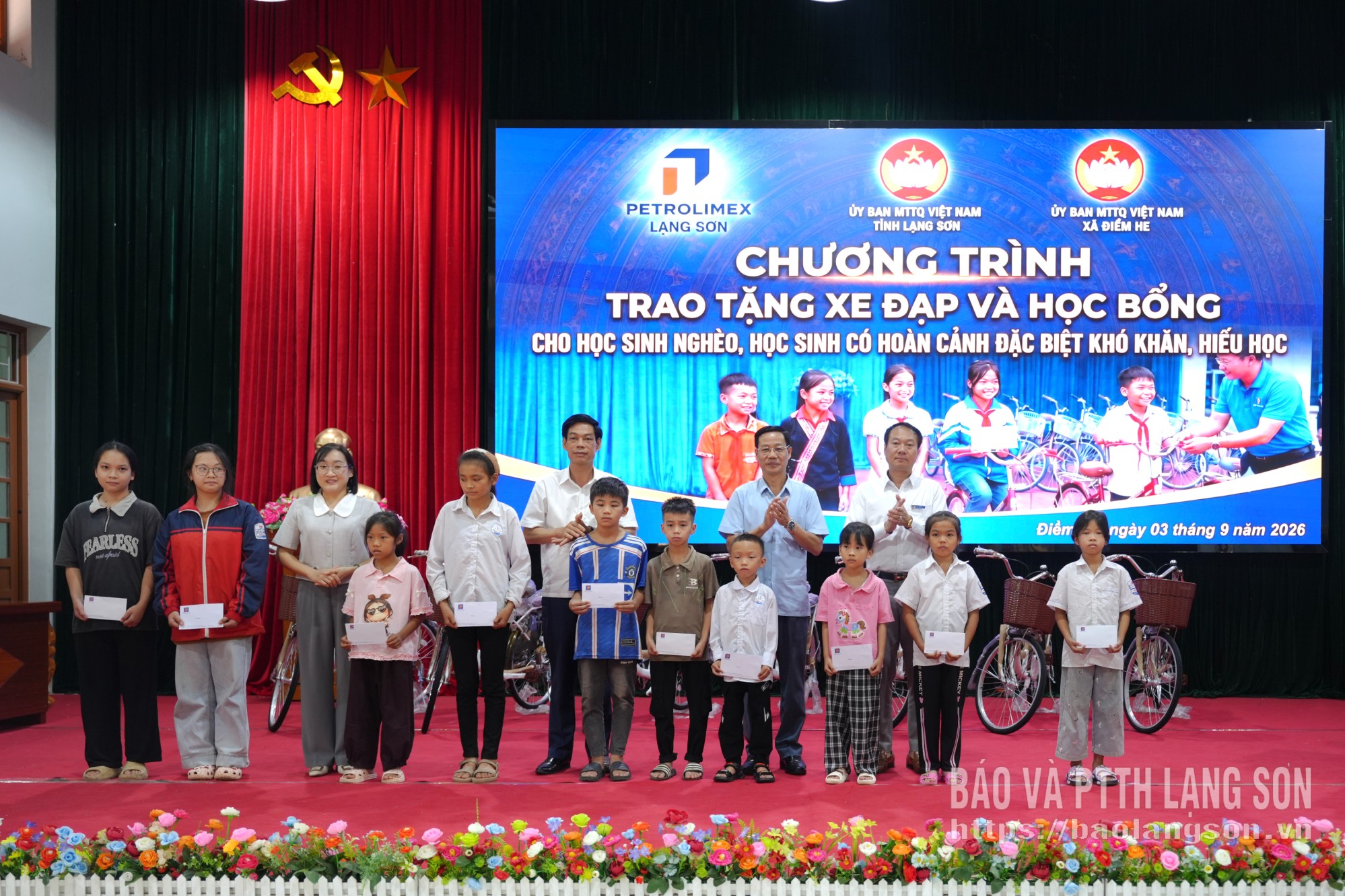 Các em học sinh được nhận học bổng tại xã Điềm He