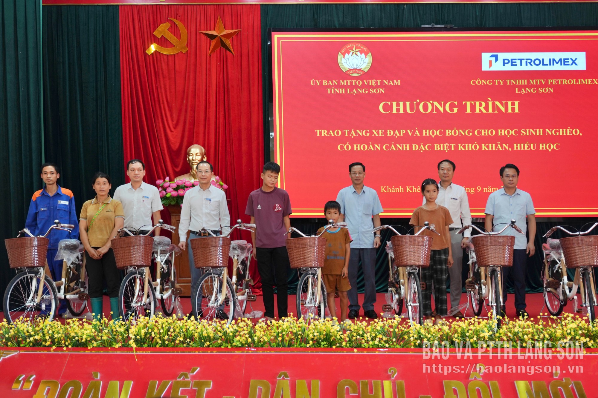 Các em học sinh được tặng xe đẹp tại xã Khánh Khê