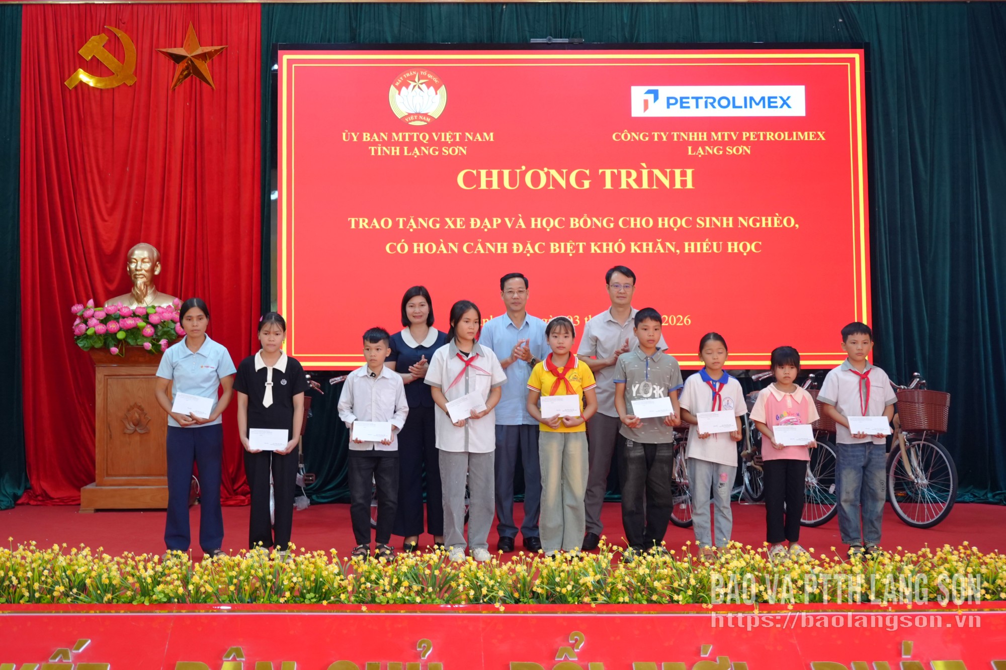 Các em học sinh nghèo, có hoàn cảnh đặc biệt khó khăn, hiếu học tại xã Khánh Khê được nhận học bổng