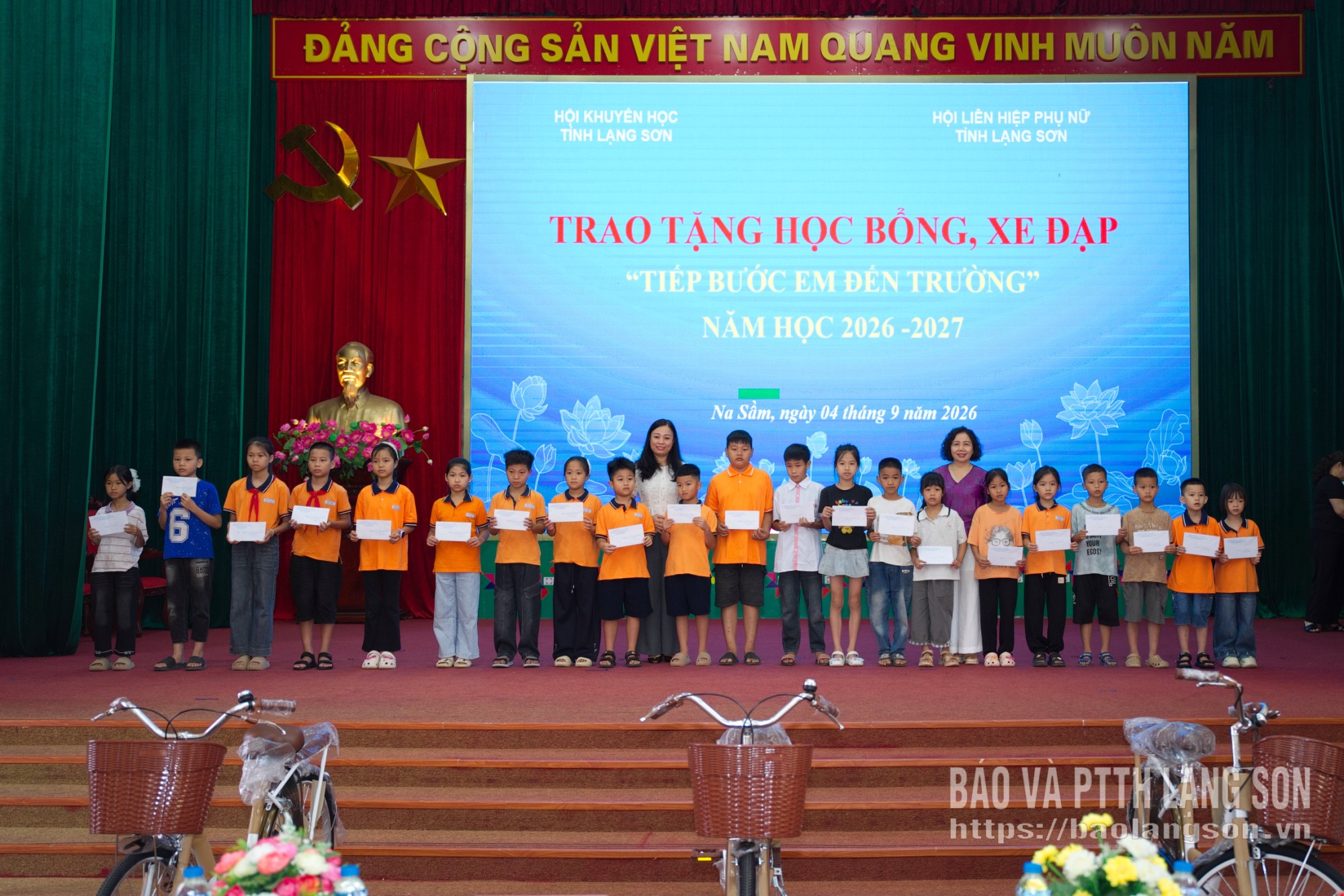 Các em học sinh được nhận học bổng tại chương trình