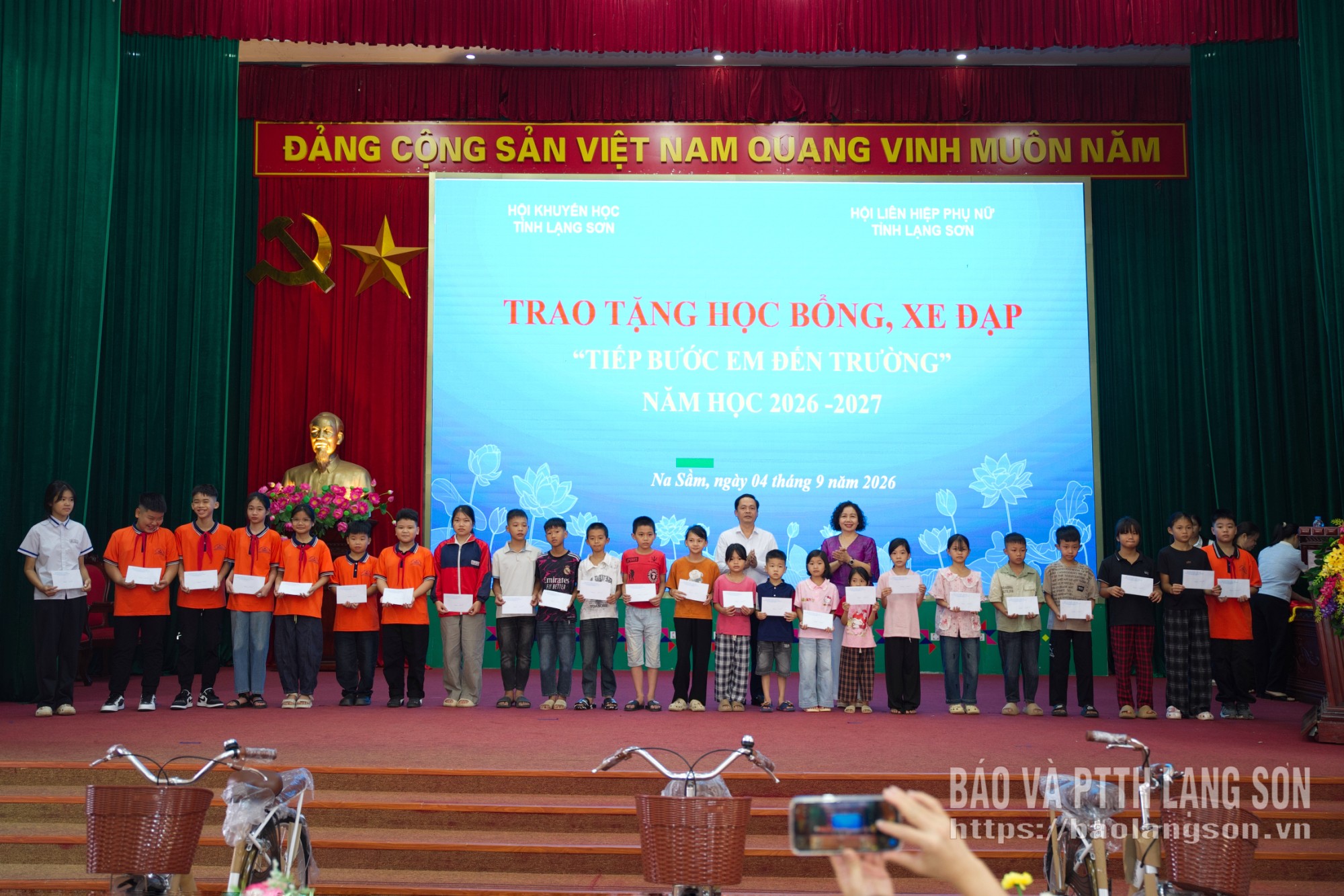 Các đại biểu trao tặng học bổng cho các em học sinh tại chương trình