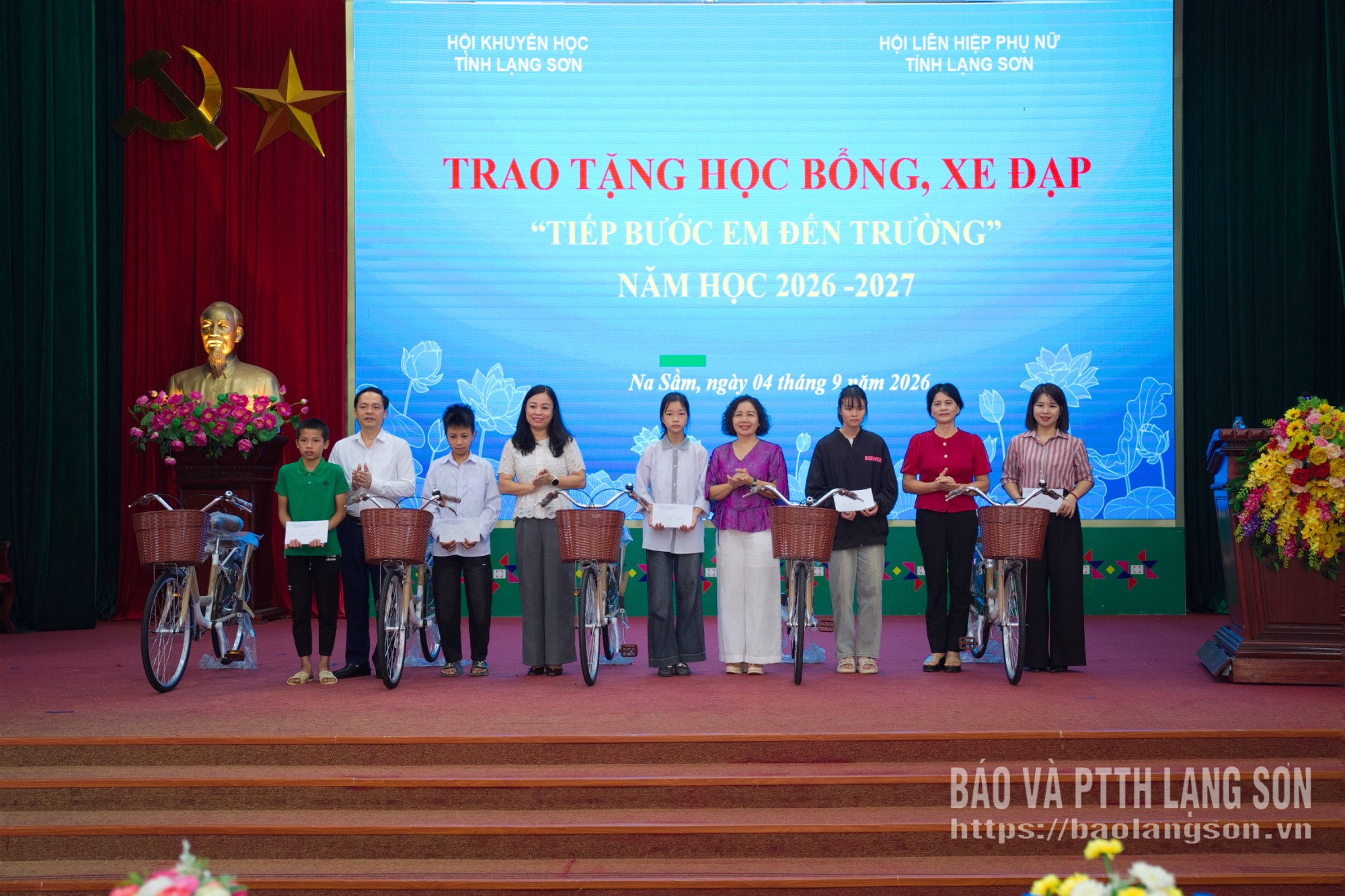 Các em học sinh xã Văn Lãng được tặng xe đạp và học bổng tại chương trình