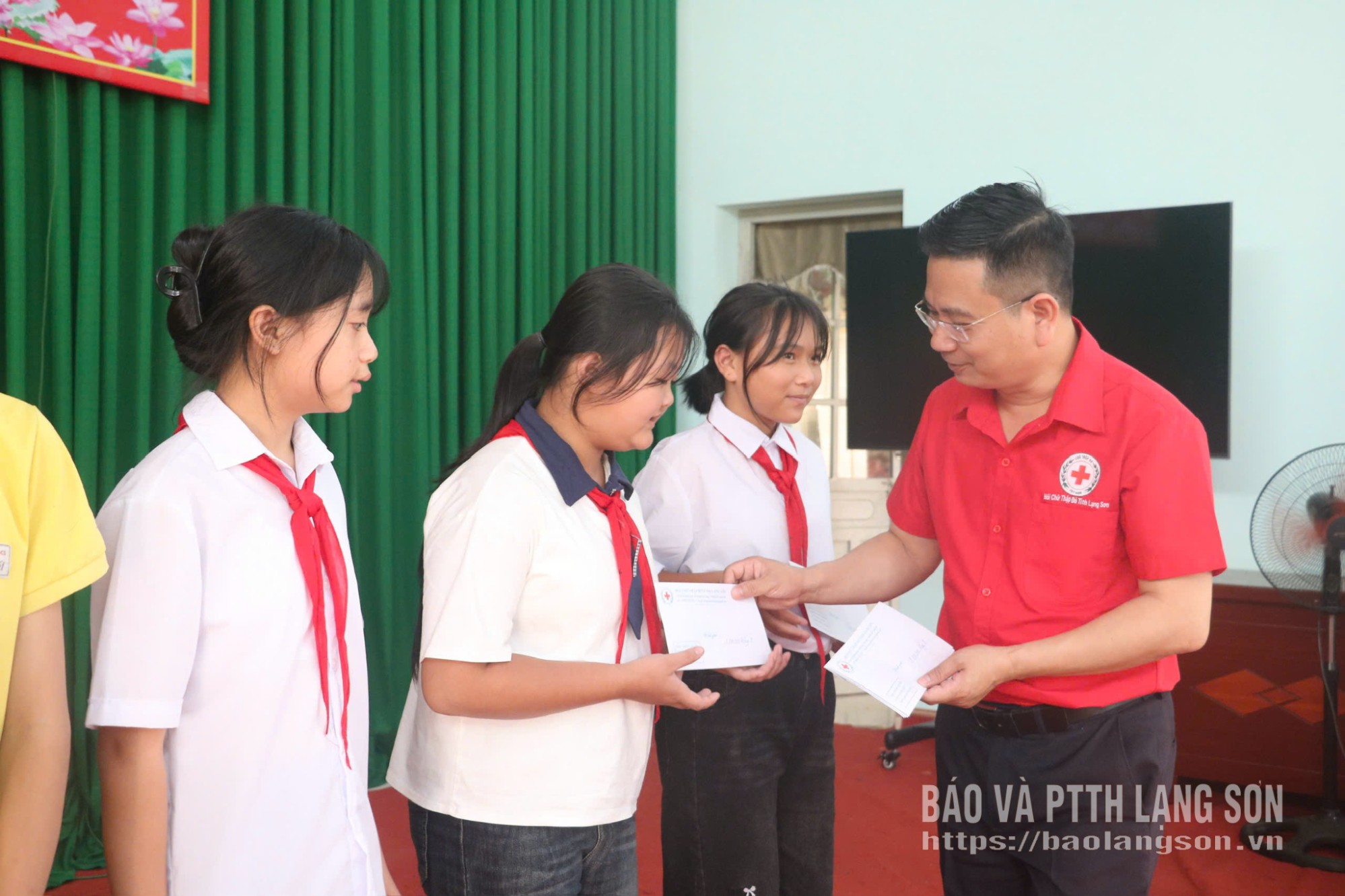 Chủ tịch Hội Chữ thập đỏ tỉnh trao học bổng cho học sinh có hoàn cảnh đặc biệt khó khăn trên địa bàn xã Đoàn Kết