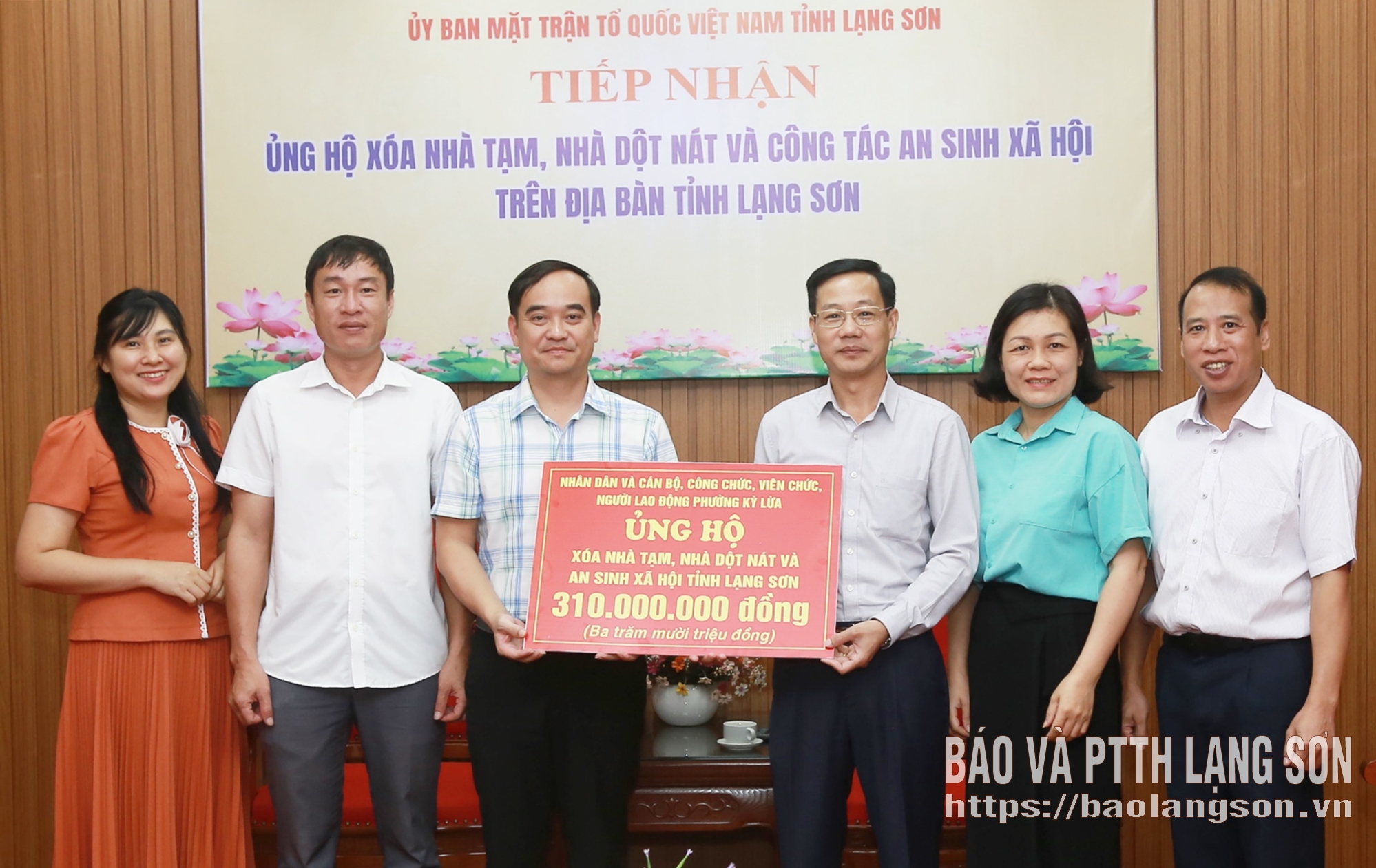 Đoàn công tác của phường Kỳ Lừa trao biển tượng trưng ủng hộ kinh phí tại Ủy ban MTTQ Việt Nam tỉnh