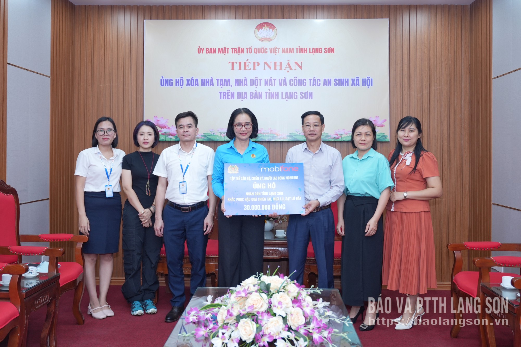 Đoàn công tác của Công đoàn Mobifone trao hỗ trợ tại Ủy ban MTTQ Việt Nam tỉnh