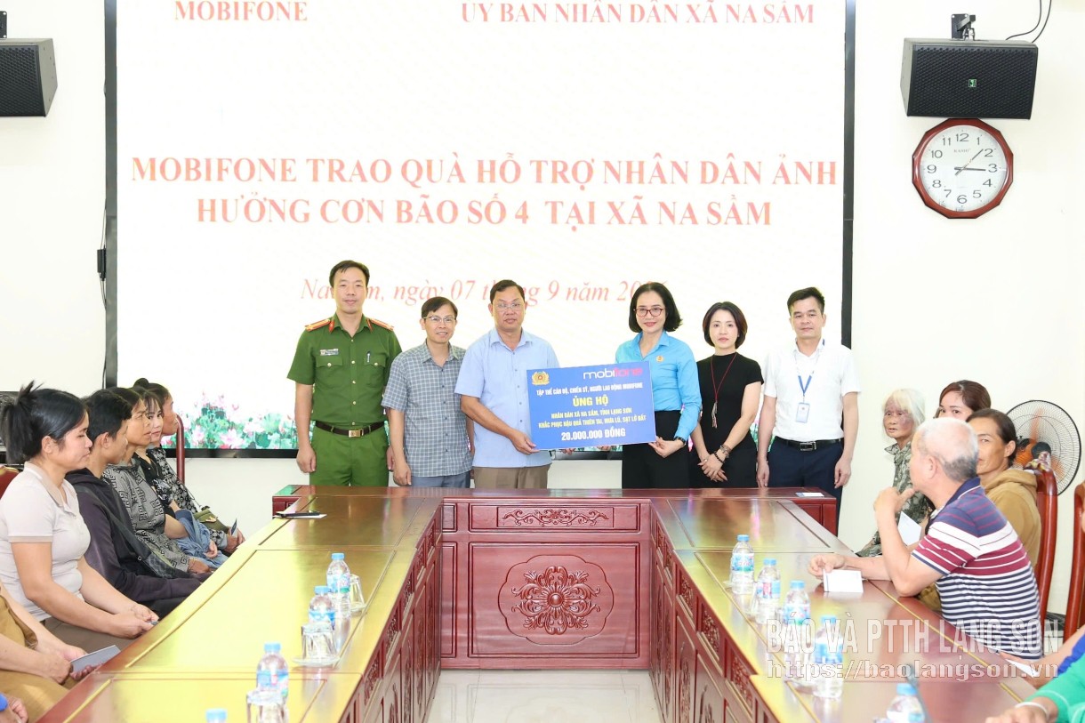 Đoàn công tác của Công đoàn Mobifone trao kinh phí hỗ trợ xã Na Sầm