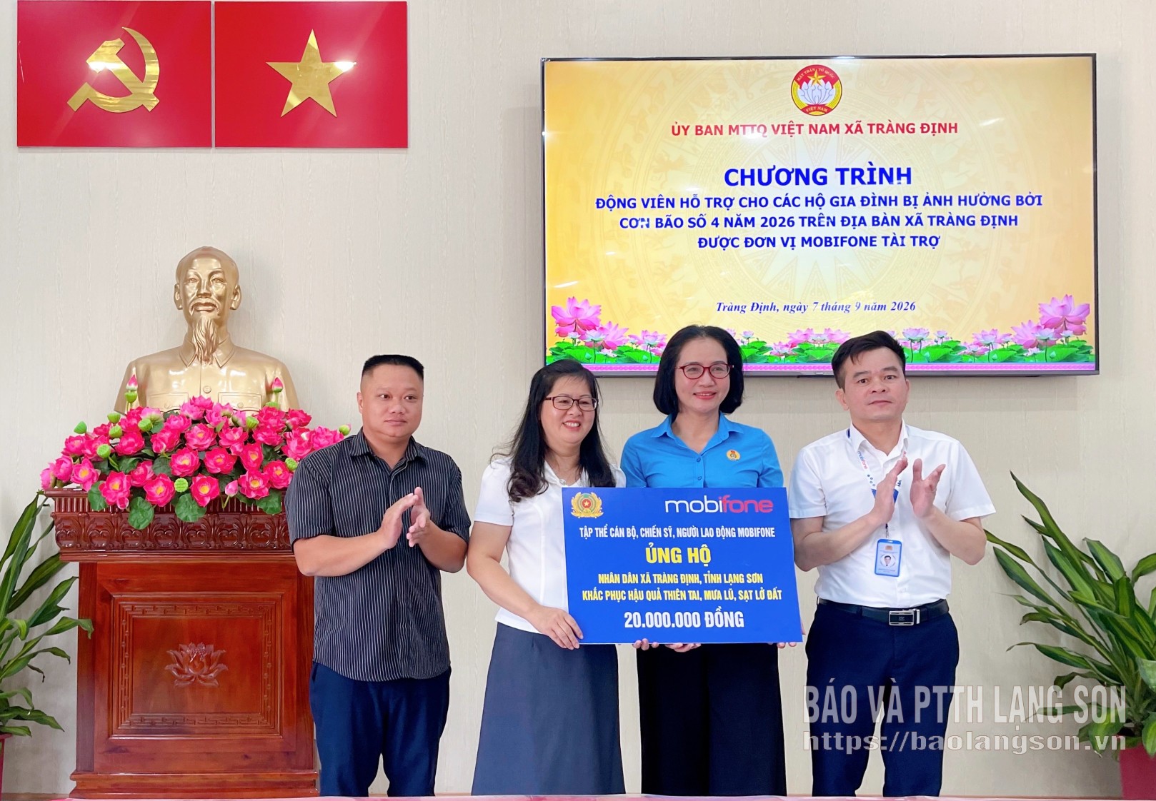 Đoàn công tác của Công đoàn Mobifone trao kinh phí hỗ trợ xã Tràng Định