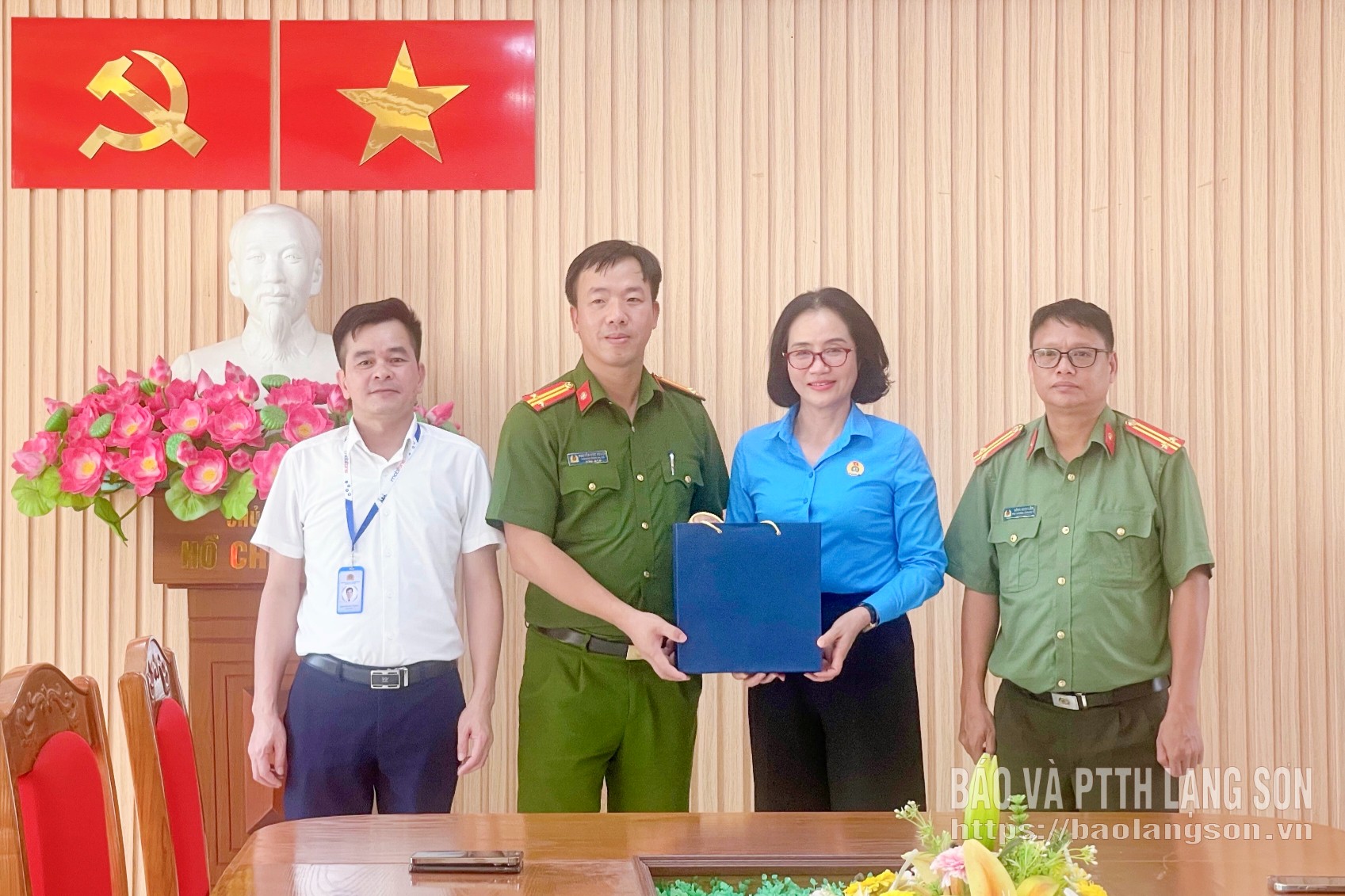 Đoàn công tác của Công đoàn Mobifone tặng quà cán bộ, chiến sĩ Công an xã Na Sầm