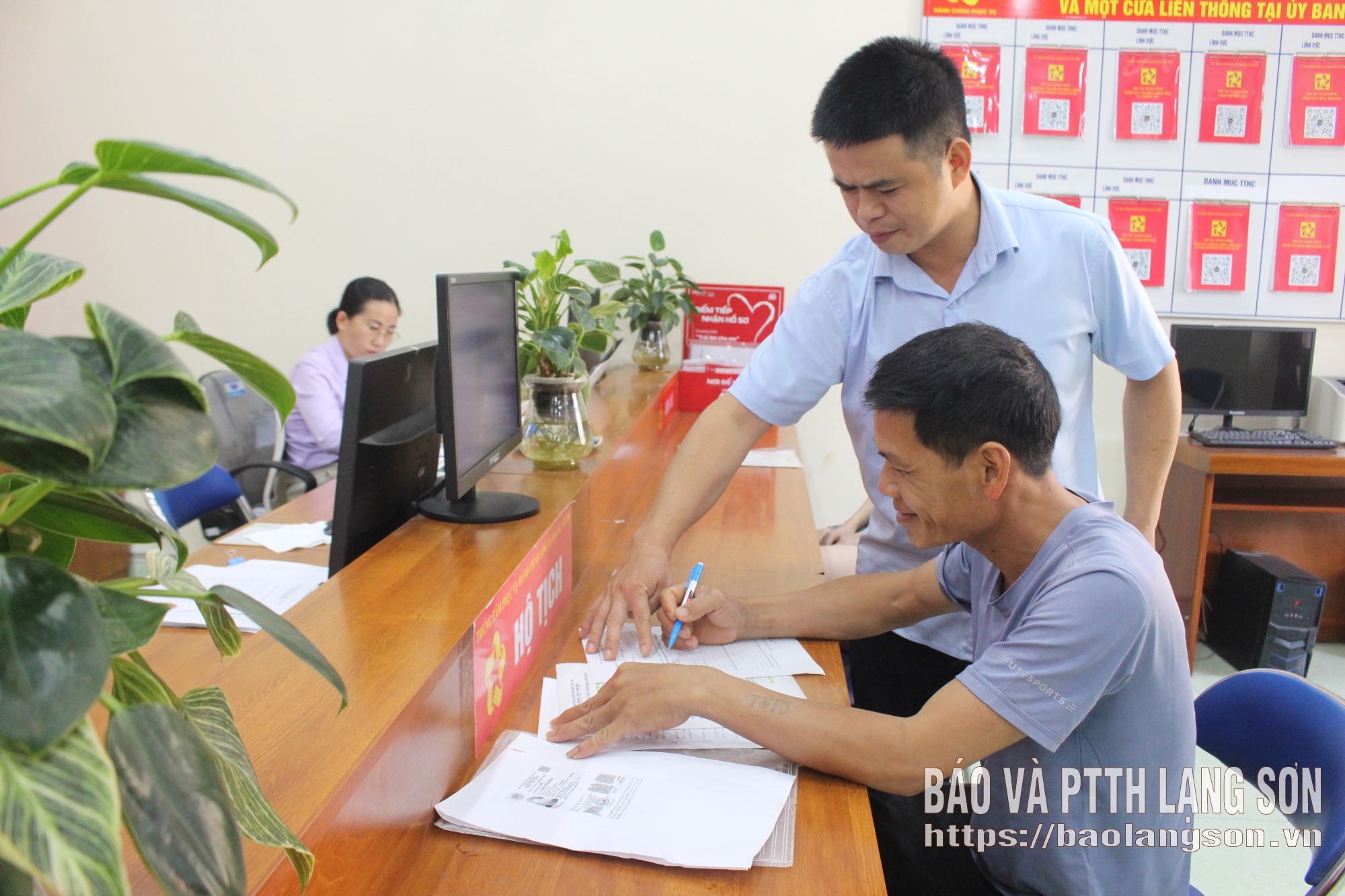 Chuyên viên Trung tâm Phục vụ hành chính công xã Hoàng Văn Thụ hướng dẫn công dân đăng ký hộ tịch 