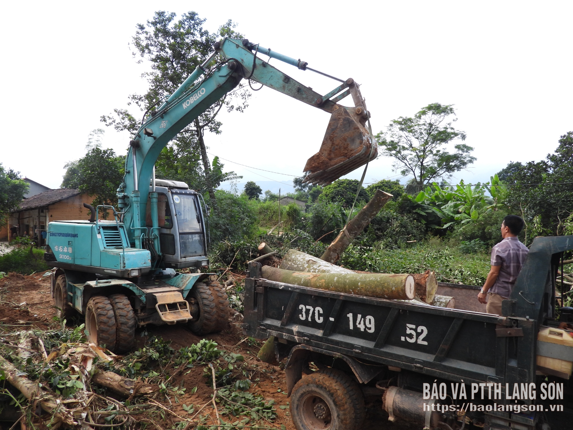 Đơn vị thi công giúp dân phá dỡ cây cối bàn giao mặt bằng tại dự án cầu Lộc Bình số 1, đường giao thông và khu tái định cư Lục Thôn