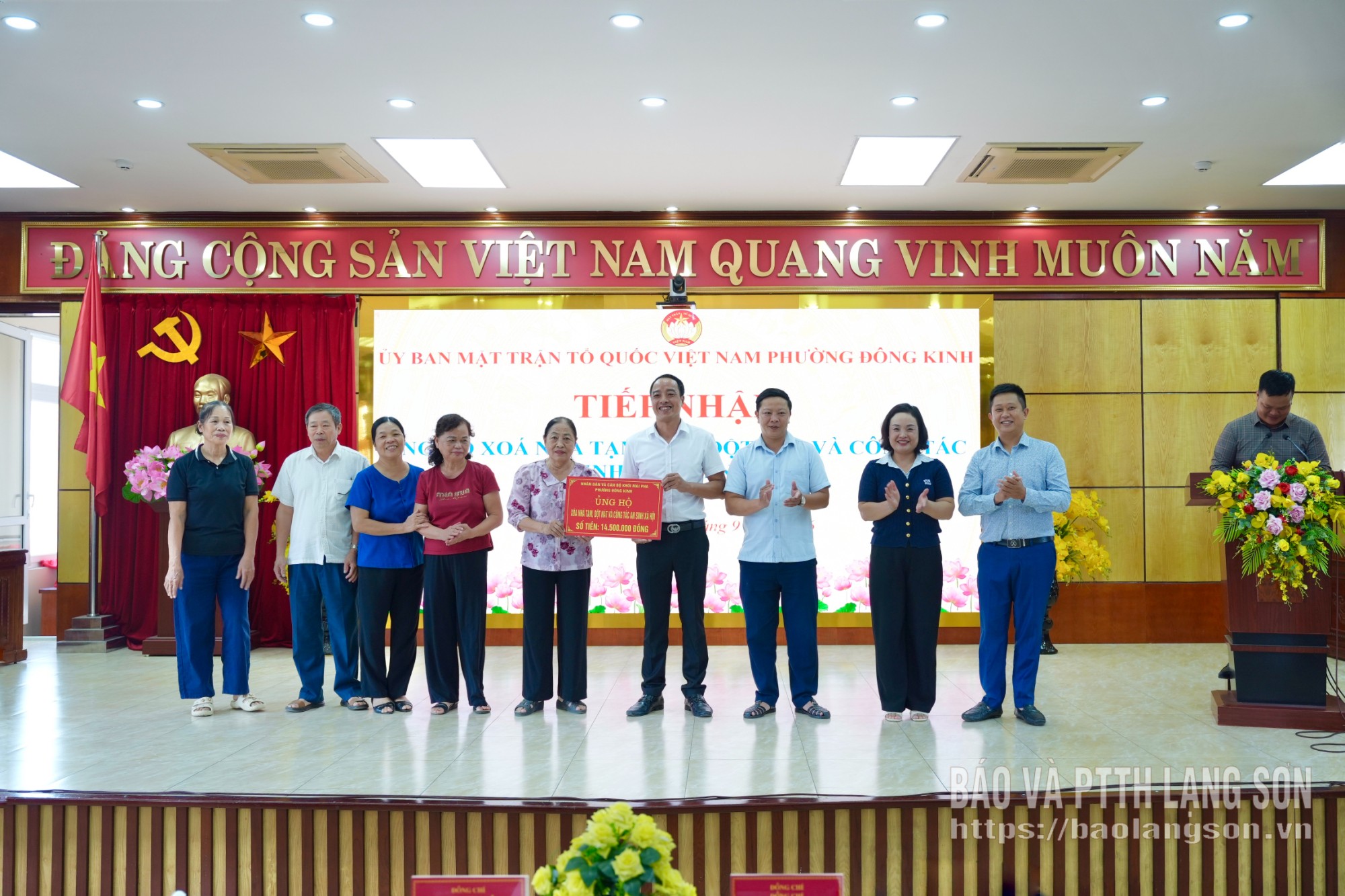 Đại diện khối Mai Pha trao kinh phí ủng hộ tại chương trình