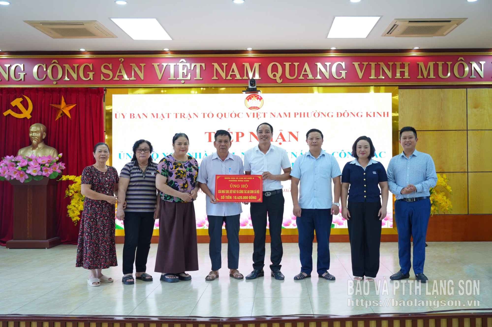 Đại diện Khối 8, phường Đông Kinh trao kinh phí ủng hộ tại chương trình